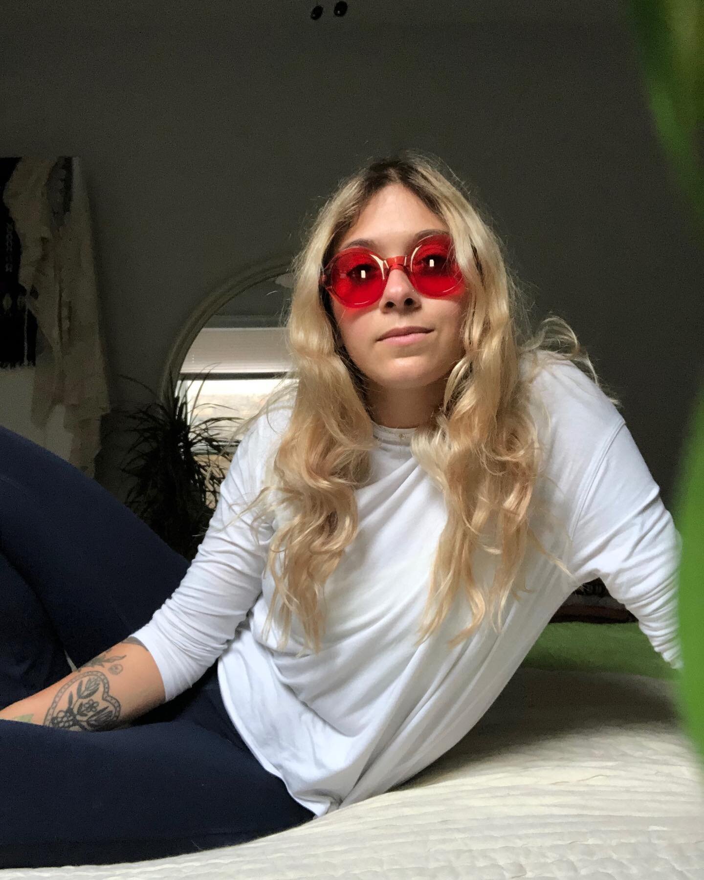 Ruby on ruby on ruby is a look we can always get behind!! &hearts;️❤️&hearts;️

Chicago-based floral designer @paradis_bb rocking her Love Train frames and looking like a 70s dream queen ✨ 

Click on that ❣️link in bio❣️ to snag yourself a pair of yo