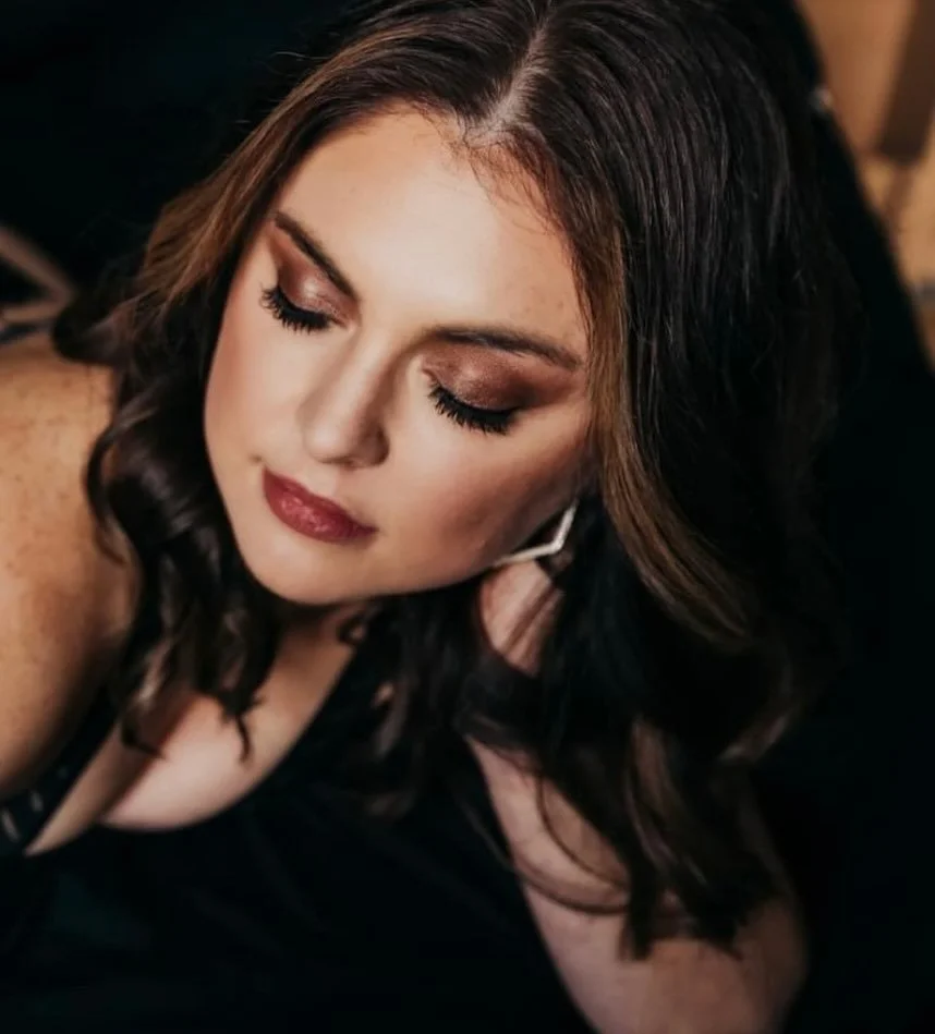 Join us Saturday May 11 for a modern boudoir marathon in Detroit! Use this session for boudoir, maternity, branding or any reason to celebrate 🎉 
📸 @visionphotomi 
HMUA: @_cm_beauty 
.
.
.
#boudior #detroit #detroithmua #detroitmakeupartist #detro