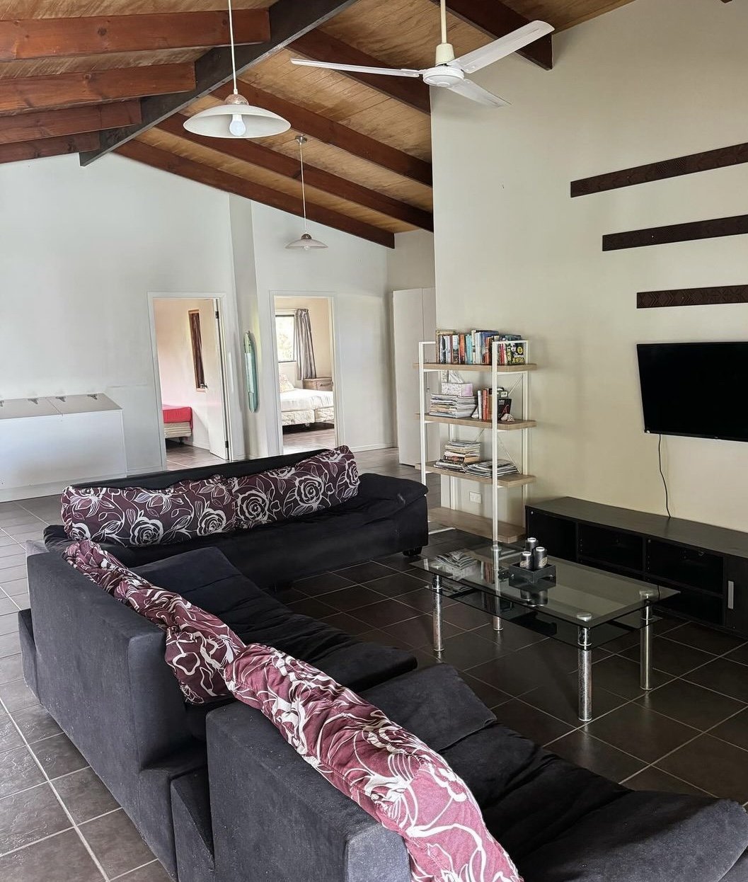 Tupapa House - Sitting area & TV