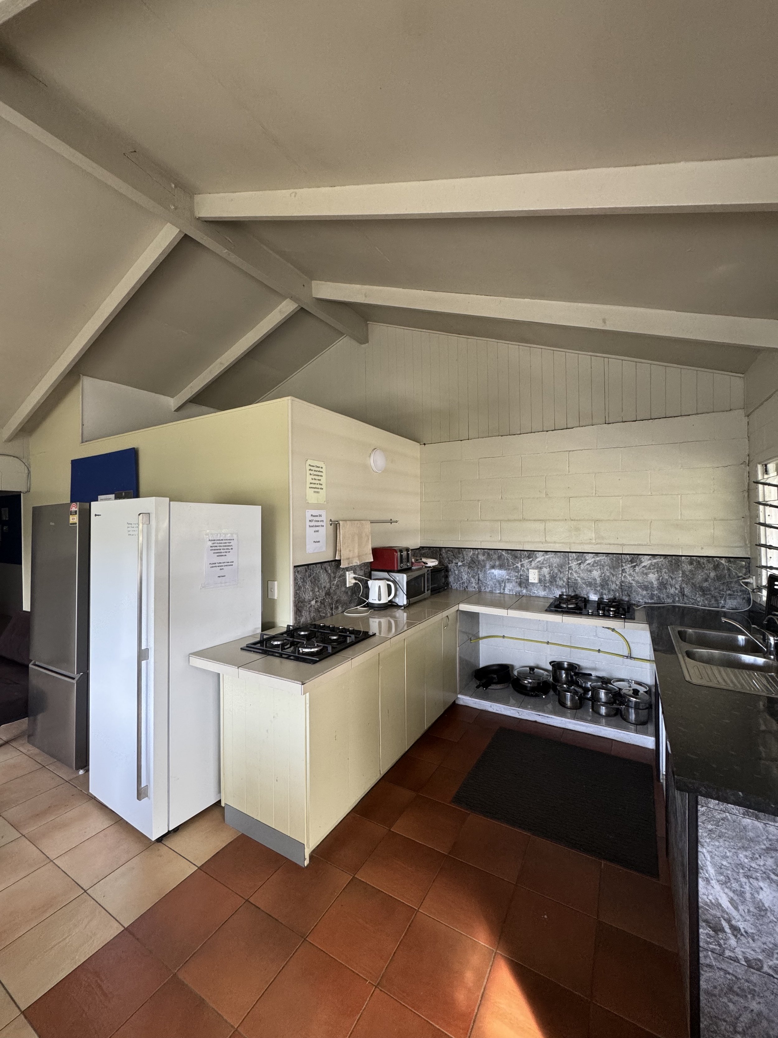 Rarotonga Backpackers - Communal Kitchen