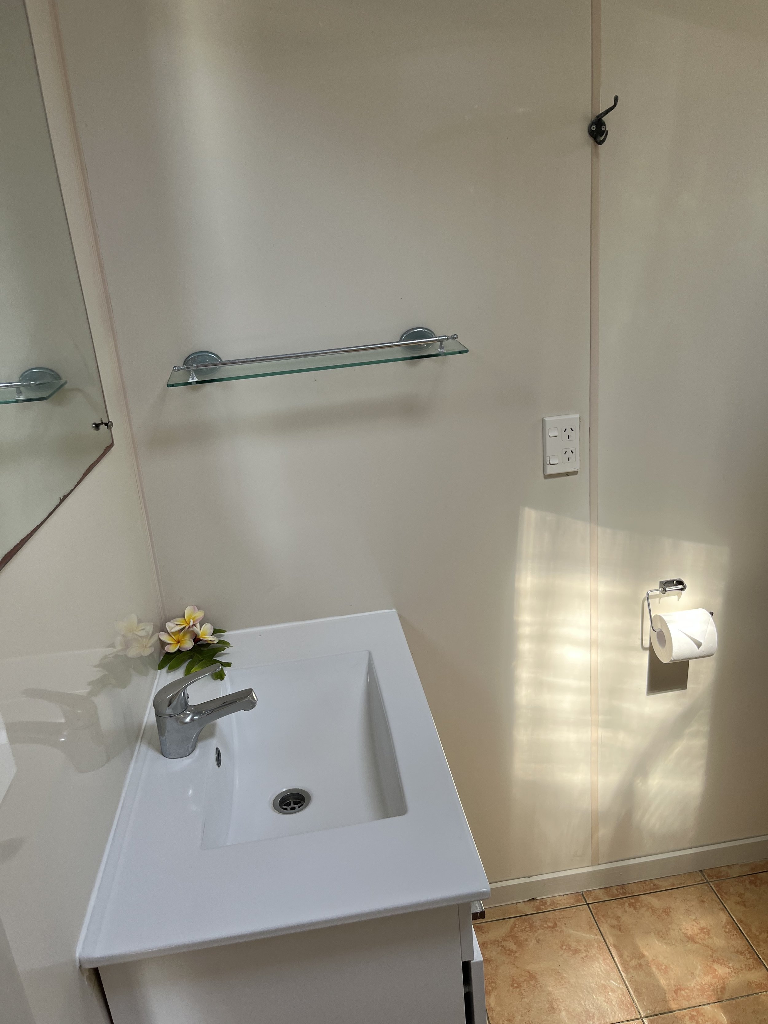 Ooa Beachfront Studio Bathroom