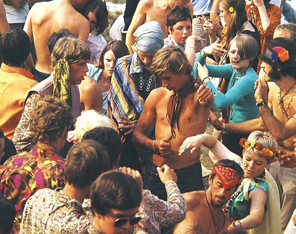 Hippies+at+concert2.jpg