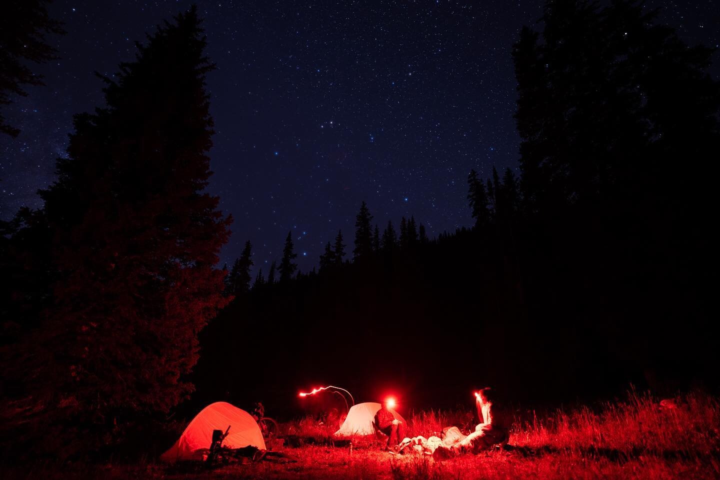 Crested Butte under the stars
&bull;
📸: @sonyalpha A7 IV 
&bull; Sony 20mm 1.8 
&bull; ISO 1600
&bull; f / 1.8
&bull; 15 seconds
&bull;
#lazyshutters #pedalfurther #melaninbasecamp #visitgcb