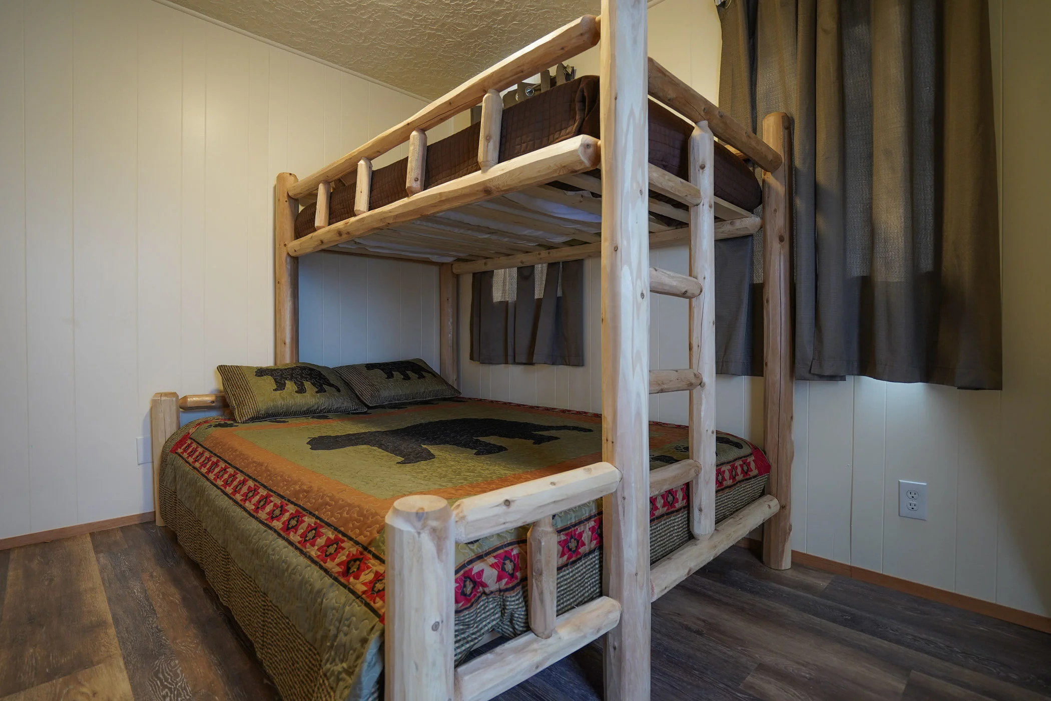 Bedroom 2 - Bunk bed with Queen & Twin XL