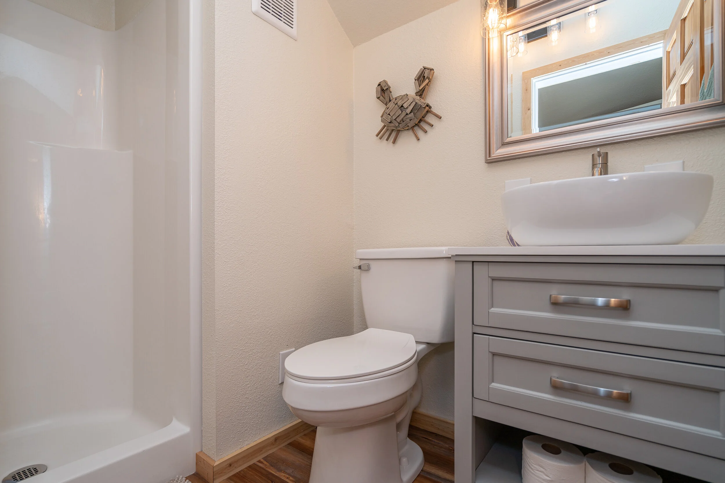 Upstairs Full Bathroom