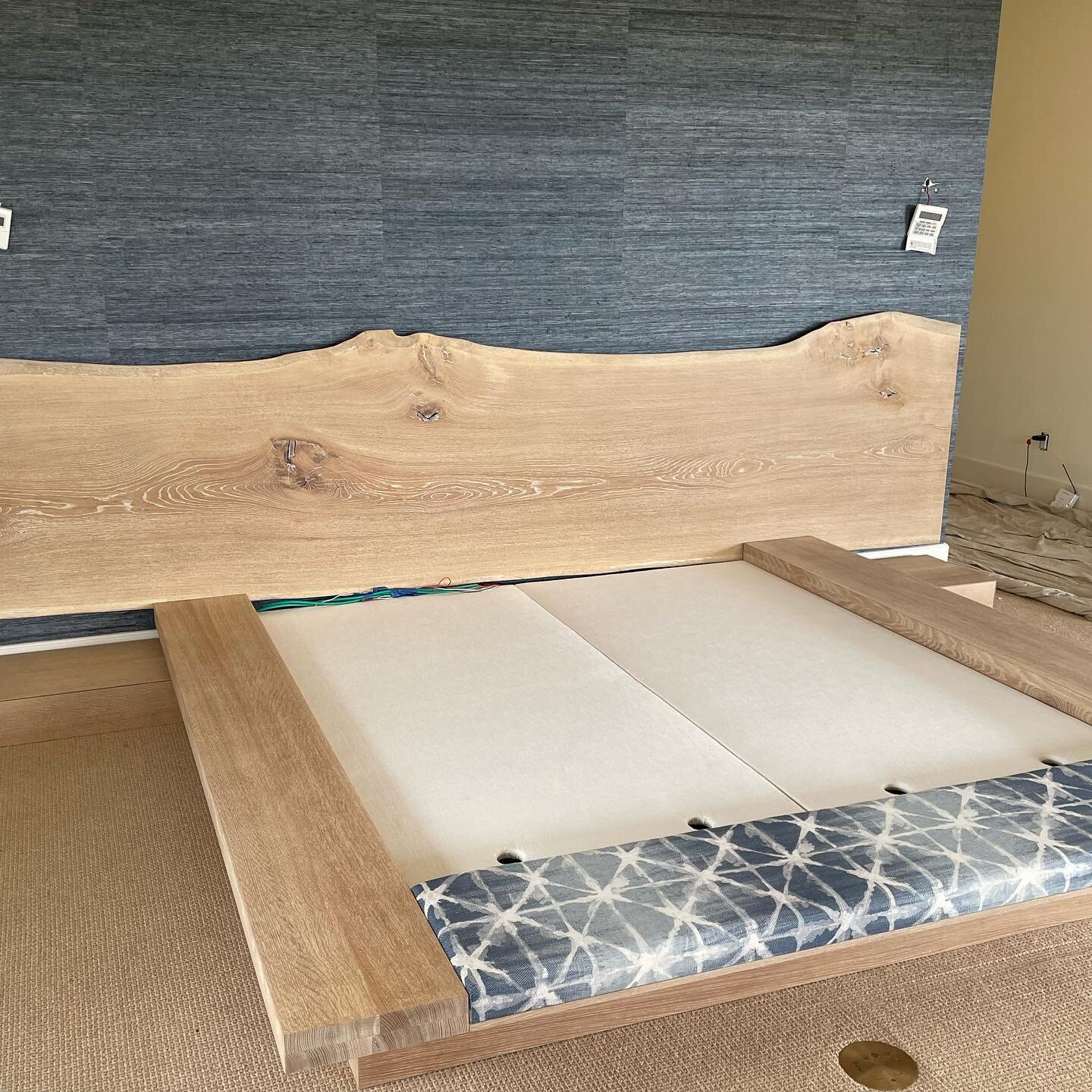 This was a very special custom oak bed. The beautiful live edge oak slab was brought in from California. 🙏

This bed has a finish that is very natural. It&rsquo;s a mixture of oils and wax that contains some white properties. 👍😊 

Even the platfor