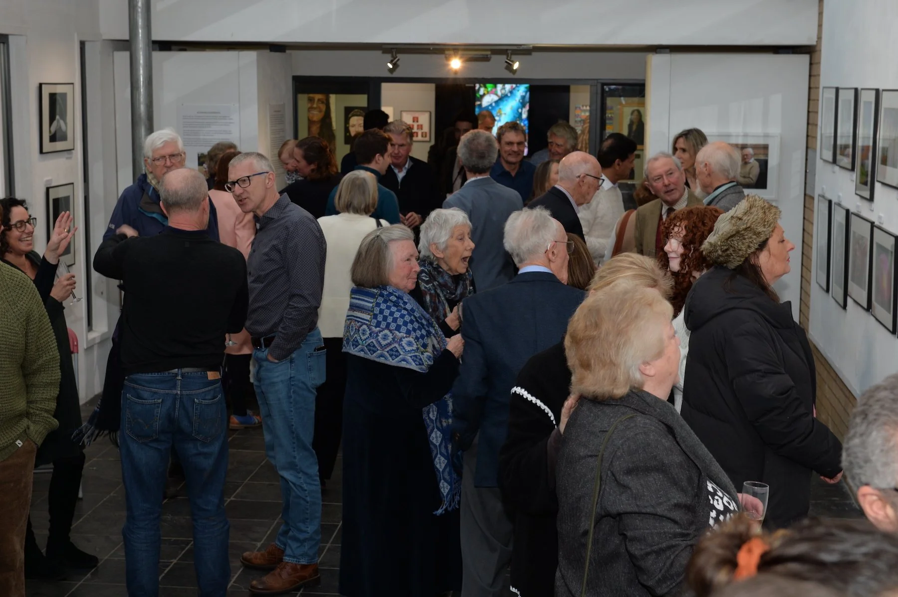 Guests viewing_8822.JPG
