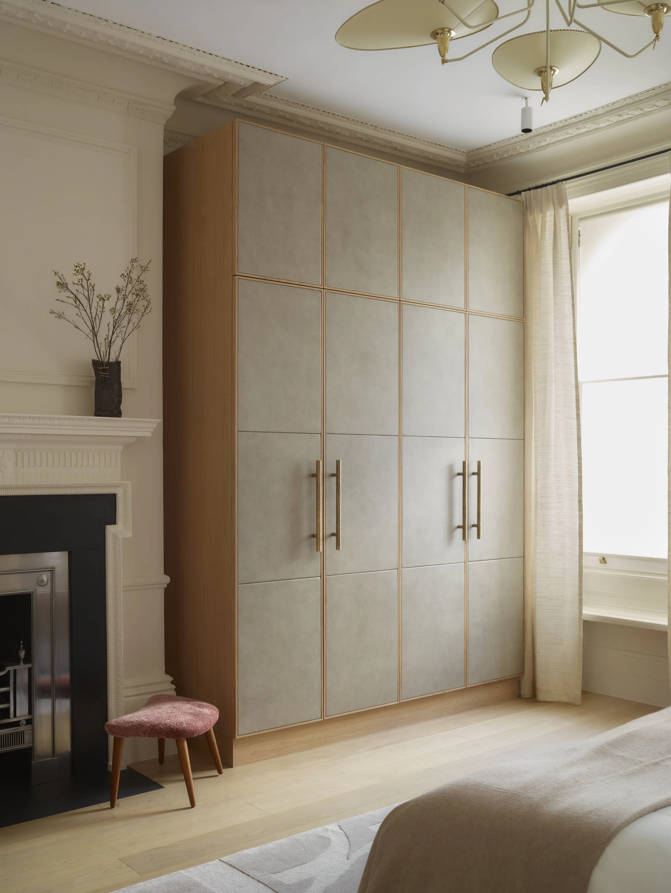 LOW_BEDROOM_WARDROBES_MANTLE_.jpg