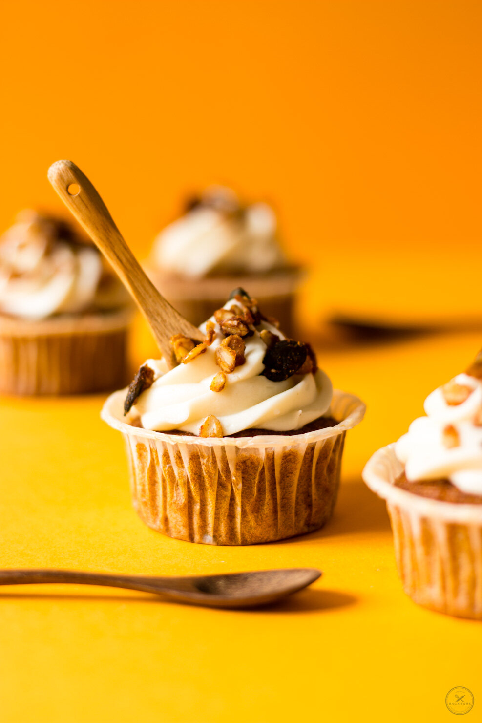 Pumpkin Spice Cupcakes mit Frischkäse-Frosting &amp; Kürbis-Granola