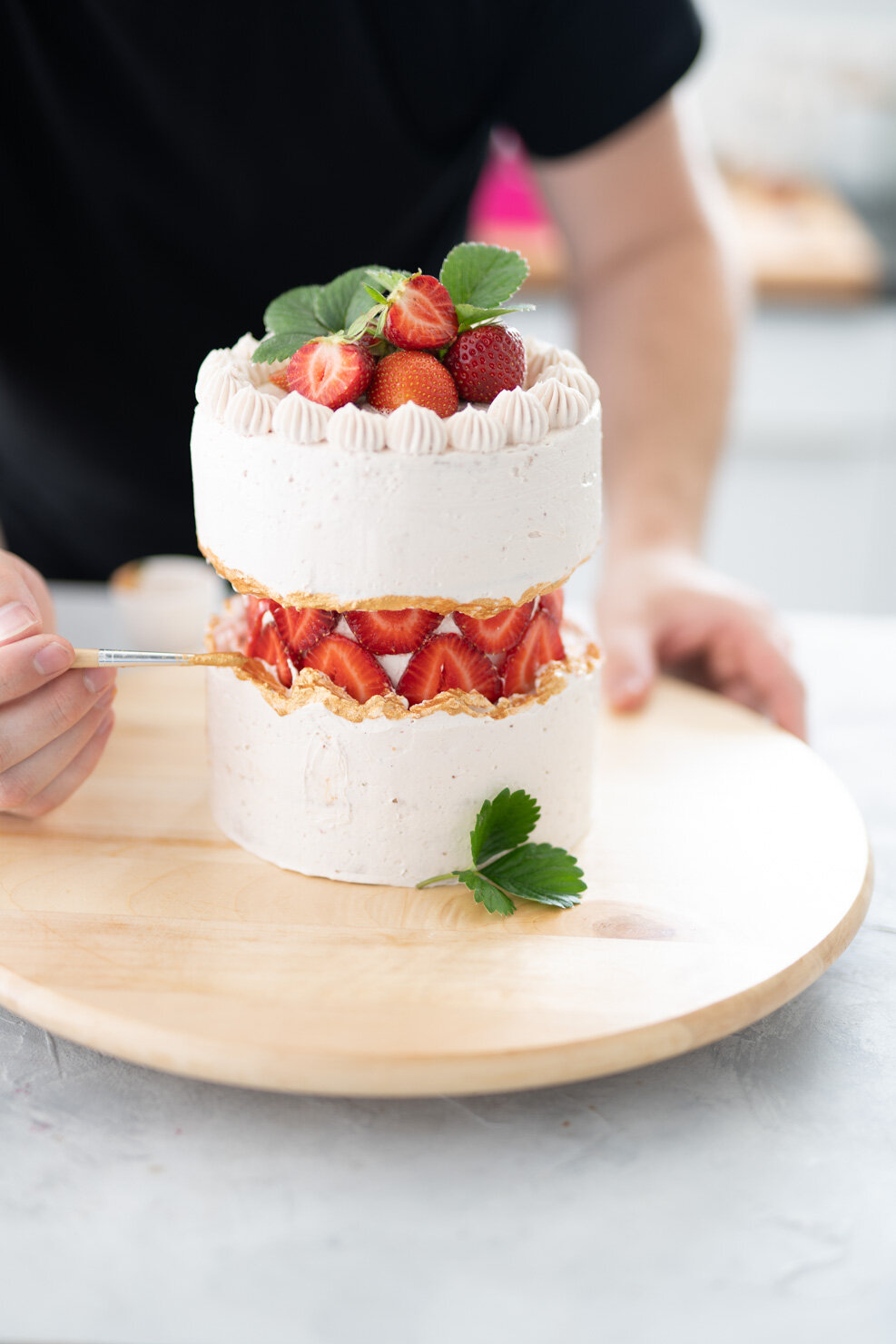 Fault Line Cake mit Erdbeeren, Schweizer Buttercreme und Cantuccini- &amp; Vanille-Böden