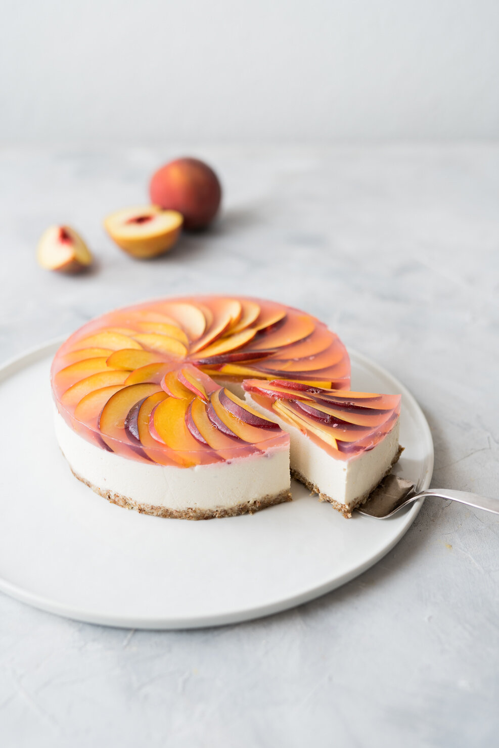 Veganer No Bake Lemon Cheesecake mit Pfirsich-Spiegel