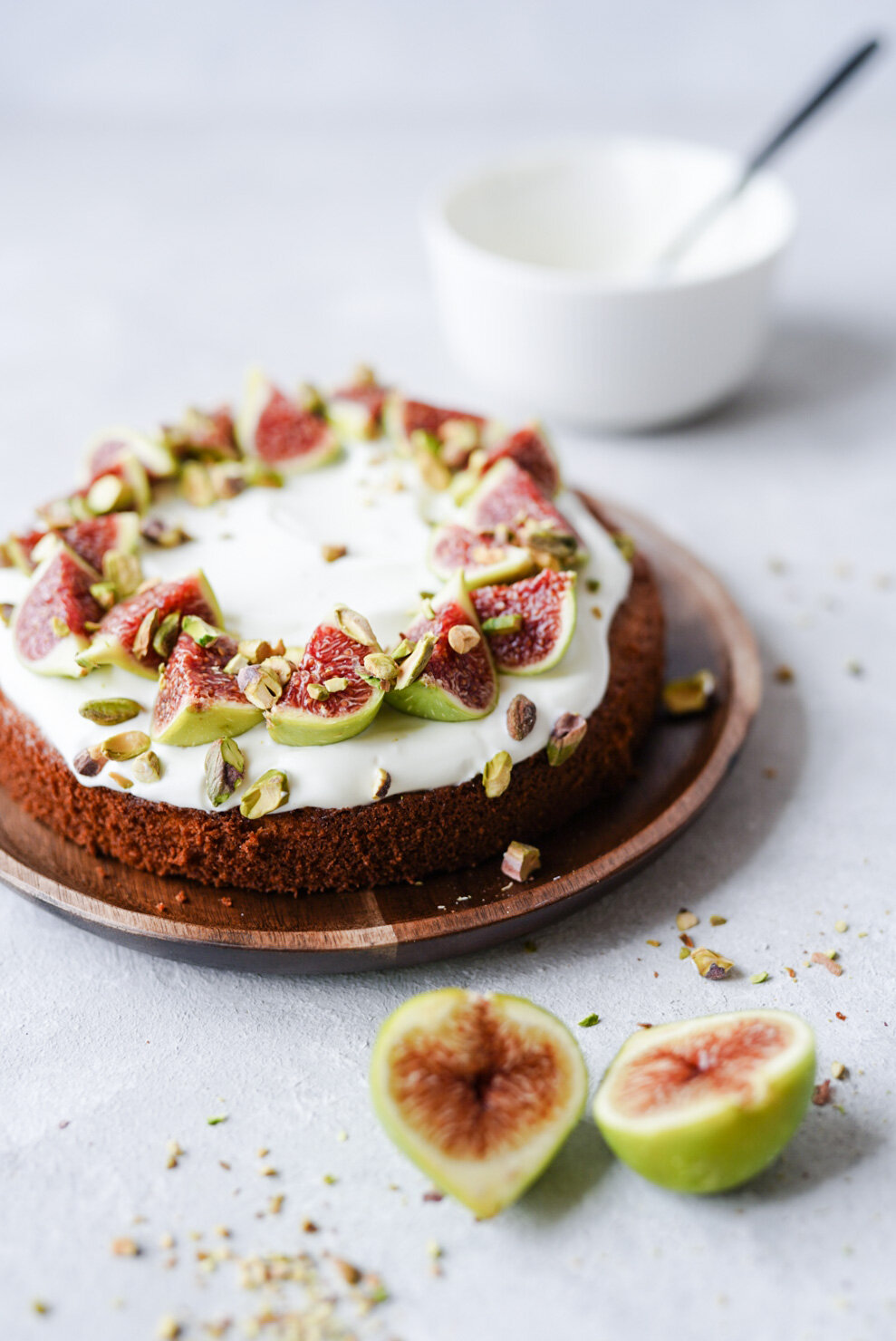 Honigkuchen mit griechischem Joghurt, Feigen und Pistazien