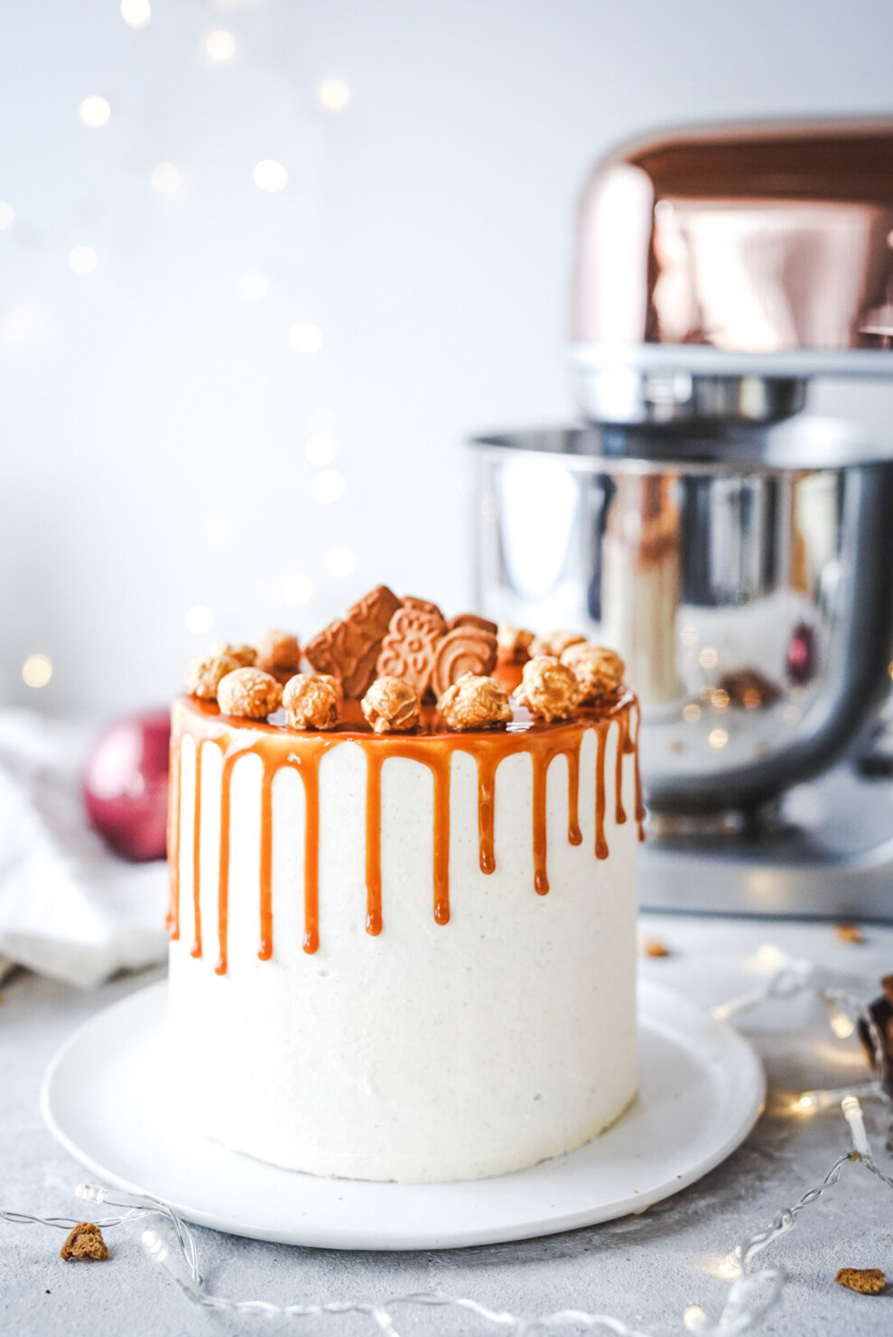 Spekulatius Drip Cake mit Salzkaramell-Soße