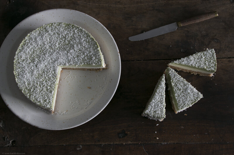 Matcha Wasabi No Bake Cake mit Kokos und Dattelboden - eine kleine Reise auf bisher unbetretenes Terrain
