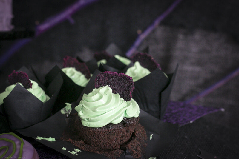 Halloween Sweet Table - Teil 1: Schokoladen-Spinat-Cupcakes mit 7-Minute-Frosting und getrockneten Drachenfrüchten
