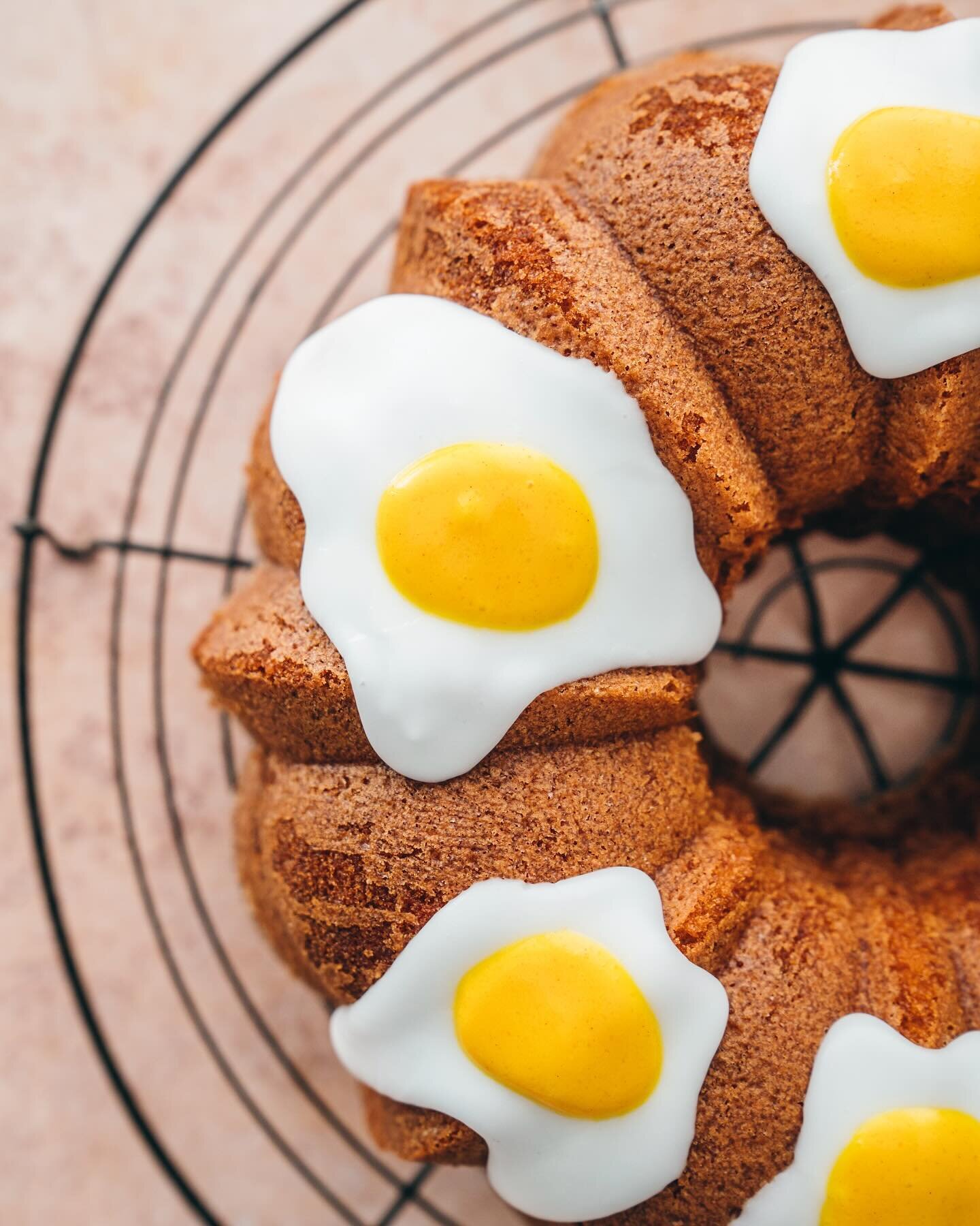 K&ouml;nnt ihr euch noch an meinen Spiegelei-Kuchen erinnern? 🍳 Den mach ich dieses Jahr auf jeden Fall wieder. 

Wollt ihr dazu vielleicht ein Reel, in dem ich euch zeige, wie ihr die Spiegeleier aus Zuckerguss perfekt hinbekommt? Dann kommentiert 