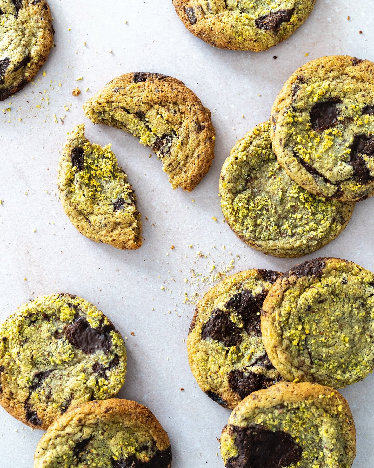 The hype is real. 💚 Pistazien sind gerade in aller Munde und darum gibt&rsquo;s von mir f&uuml;r euch heute die oberleckersten Pistazien Cookies mit Zartbitterschoki. Aussen knusprig, innen sch&ouml;n fudgy. Yummy 🤩. 

📖 Das Rezept dazu findet ihr