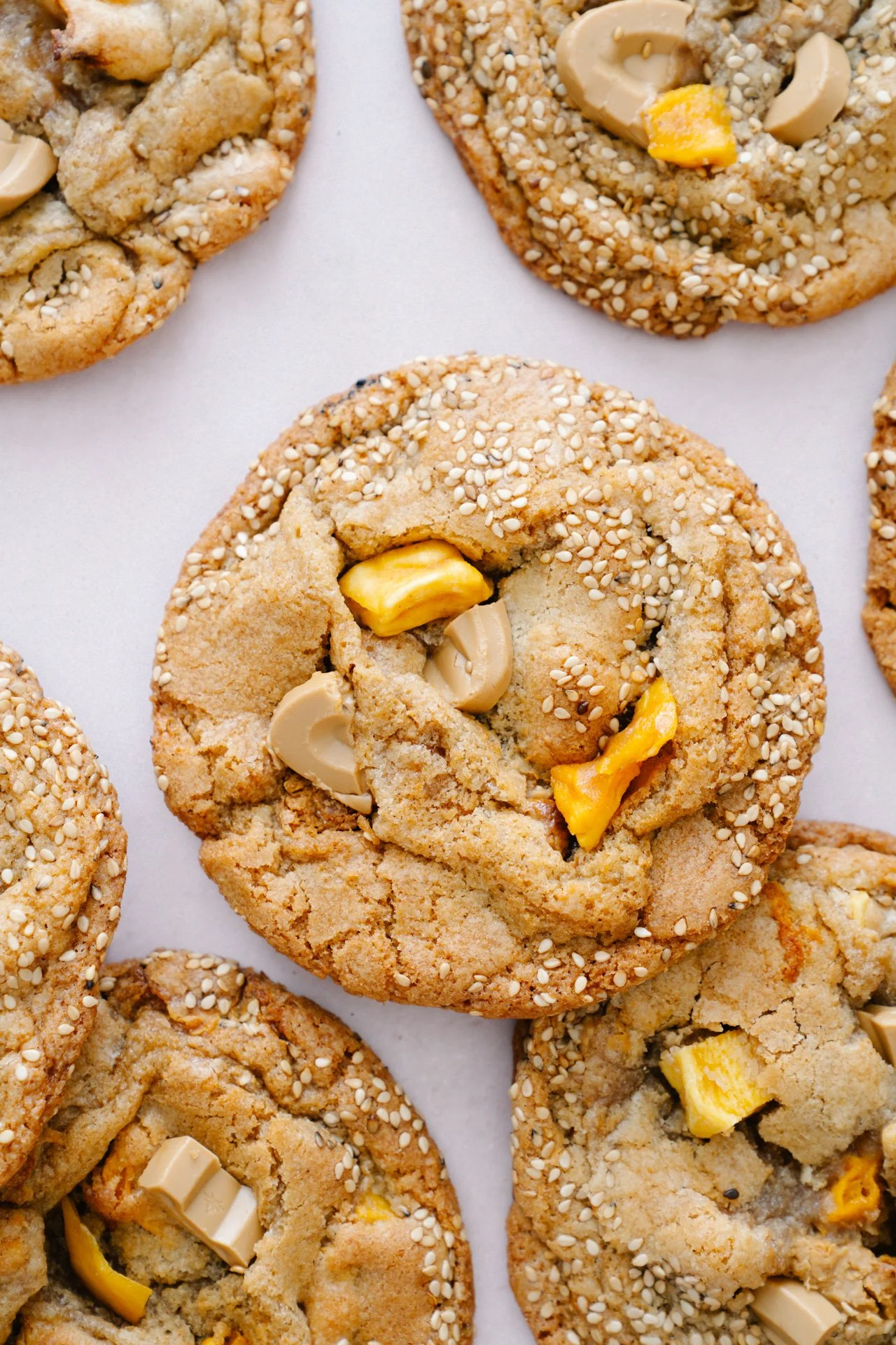 Cookies mit brauner Butter, Mango &amp; Sesam