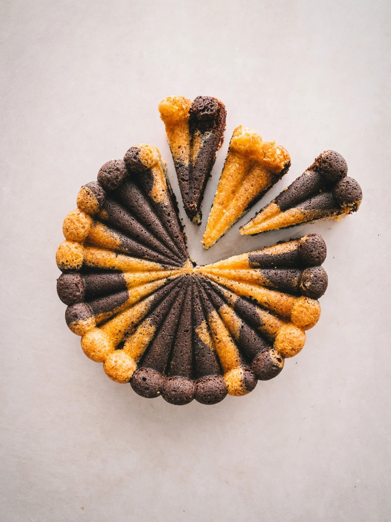 ✨ Marmorkuchen - in der kleinen Variante. Jetzt auf dem Blog. 🤩 

Kennt ihr auch diesen &bdquo;Ist der Kuchen marmoriert?-Moment&ldquo;, jedesmal, wenn ihr euren Marmorkuchen anschneidet? Dann hab ich auf dem Blog den ultimativen Tipp f&uuml;r euch,