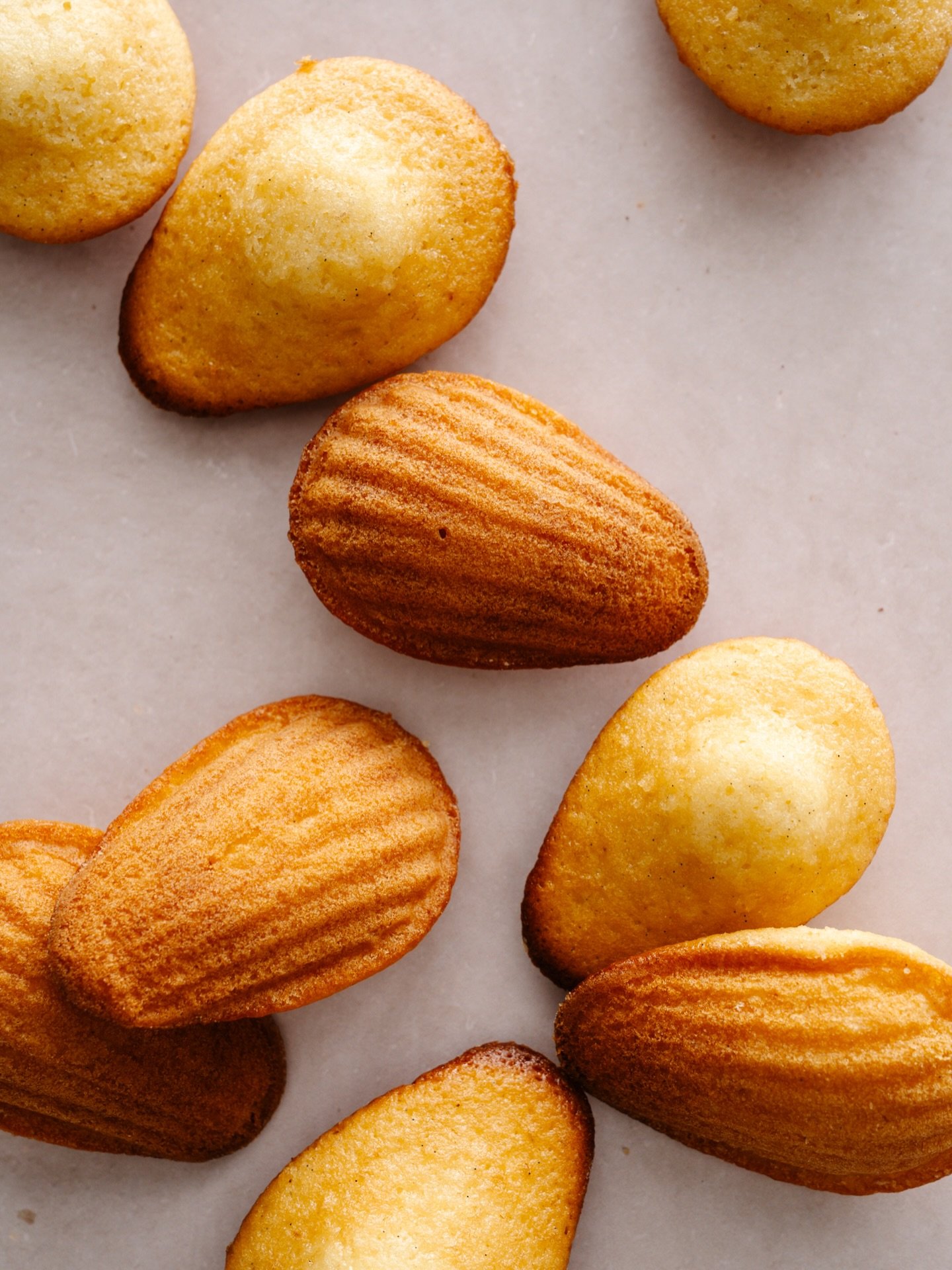 Ich hab Madeleines f&uuml;r euch gebacken 😍🐚🍪

Au&szlig;en goldbraun karamellisiert, innen weich und unwiderstehlich. 🍯 Honig im Teig ist das kleine Geheimnis, damit sie auch Tage sp&auml;ter noch saftig sind (falls sie so lange &uuml;berleben 👀