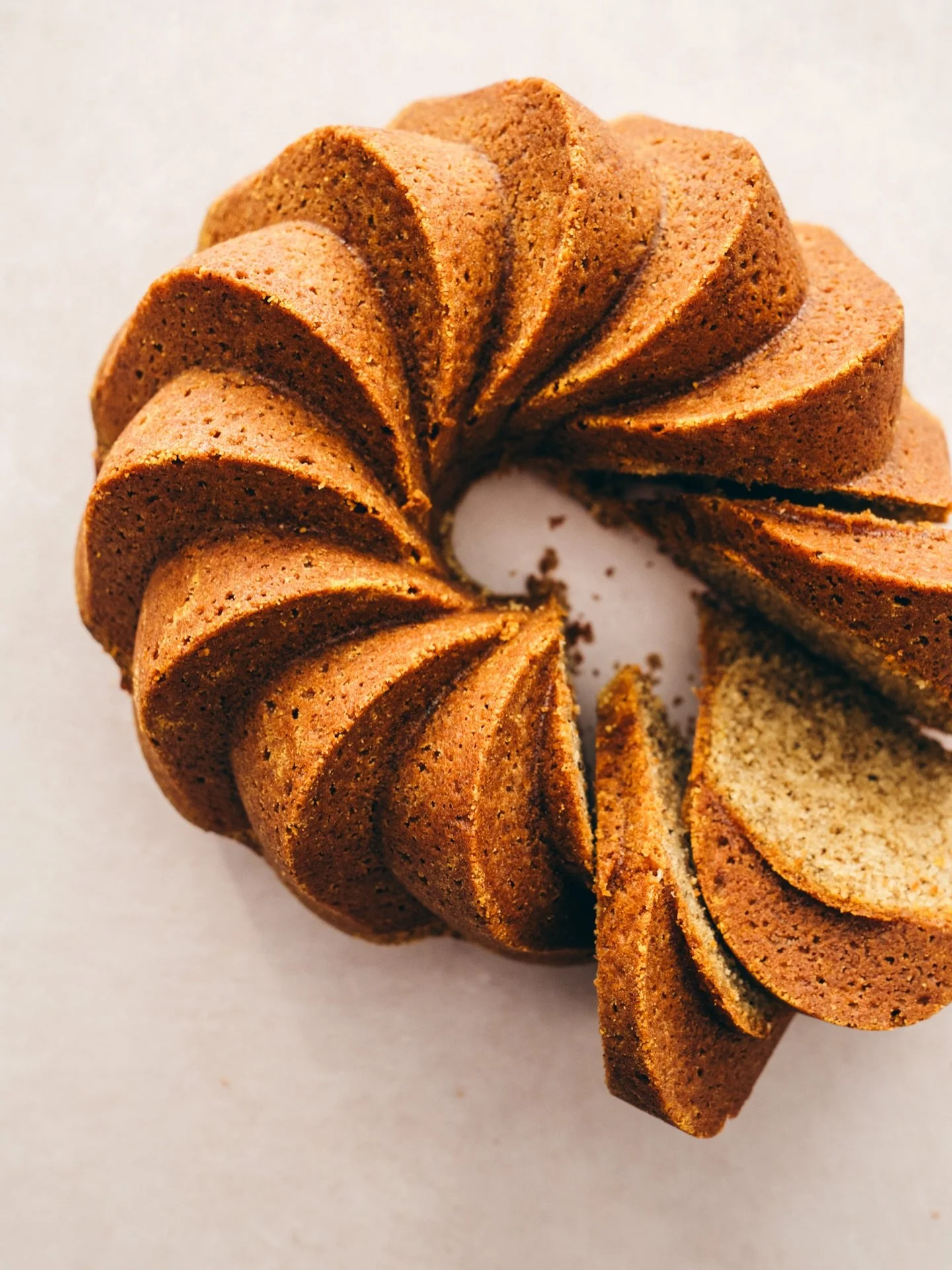 Earl Grey im Kuchen? Trust me &ndash; das funktioniert 🫖🍰 - also schnappt euch das Rezept f&uuml;r meinen Esrl Grey Gugelhupf. Jetzt auf dem Blog #linkinbio

☺️ Oder kommentiere jetzt mit &bdquo;Rezept&ldquo; und es landet in deinem Postfach. 

Spe