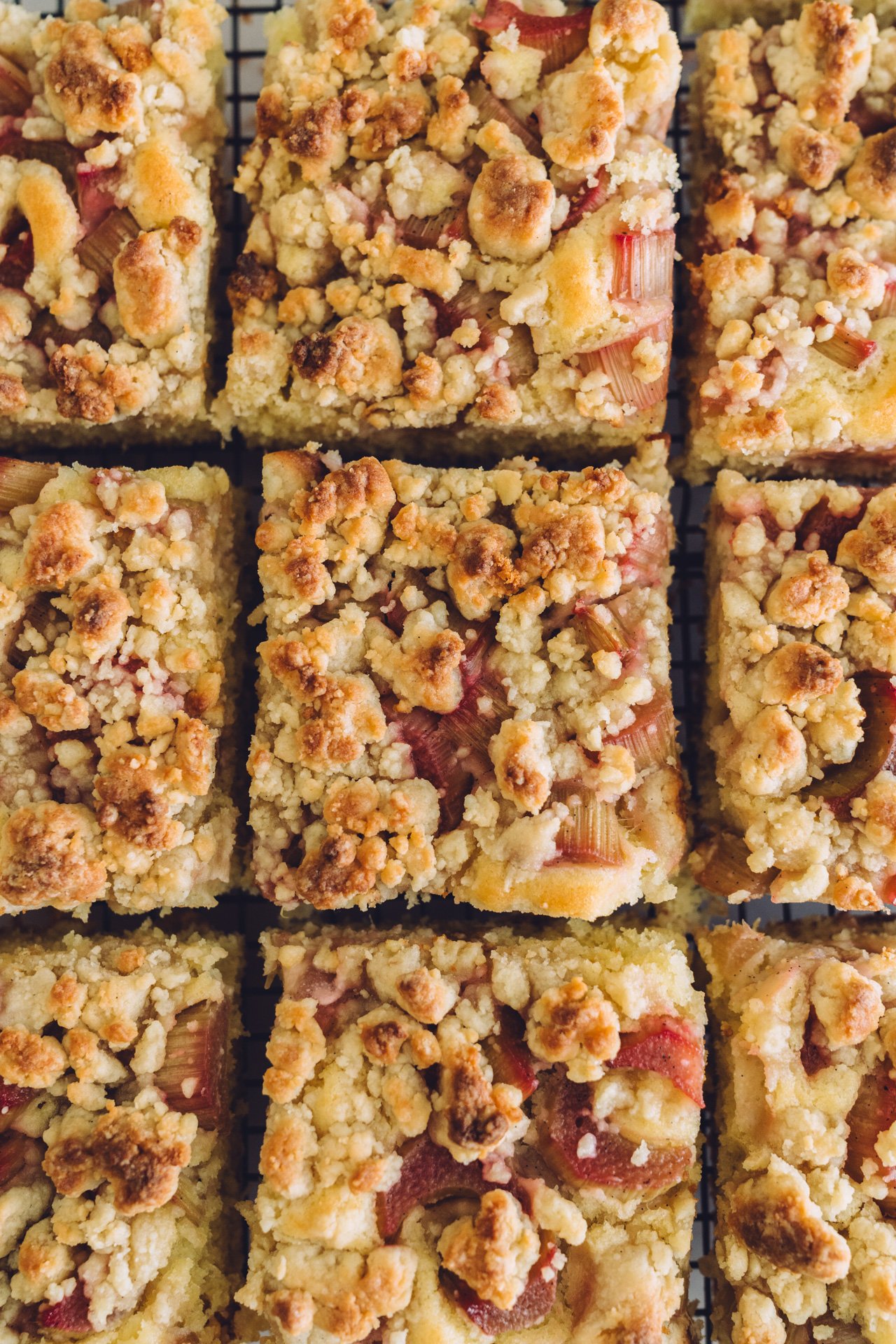 Rhabarberkuchen mit Marzipanstreuseln