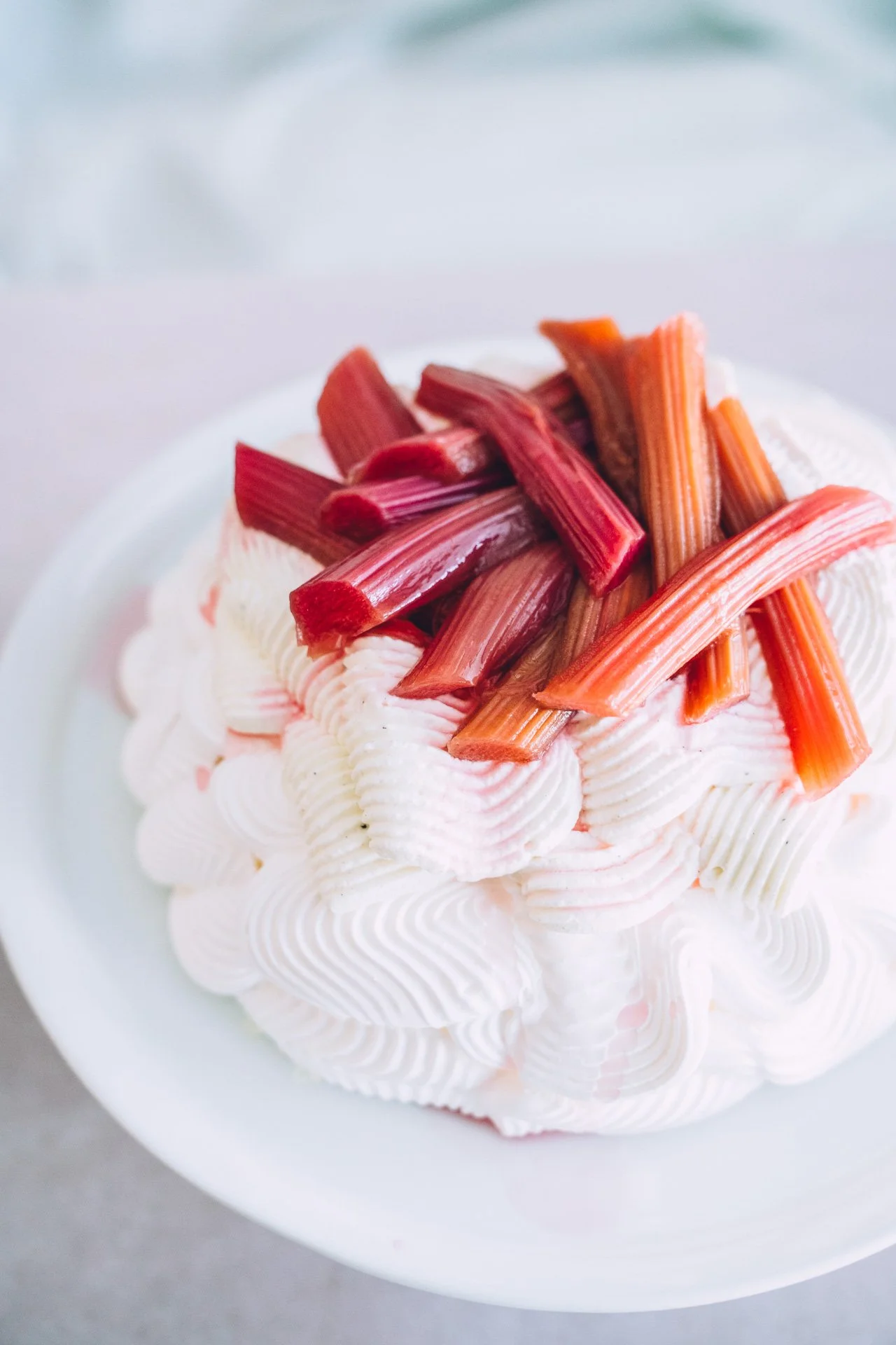Pavlova mit Rhabarber