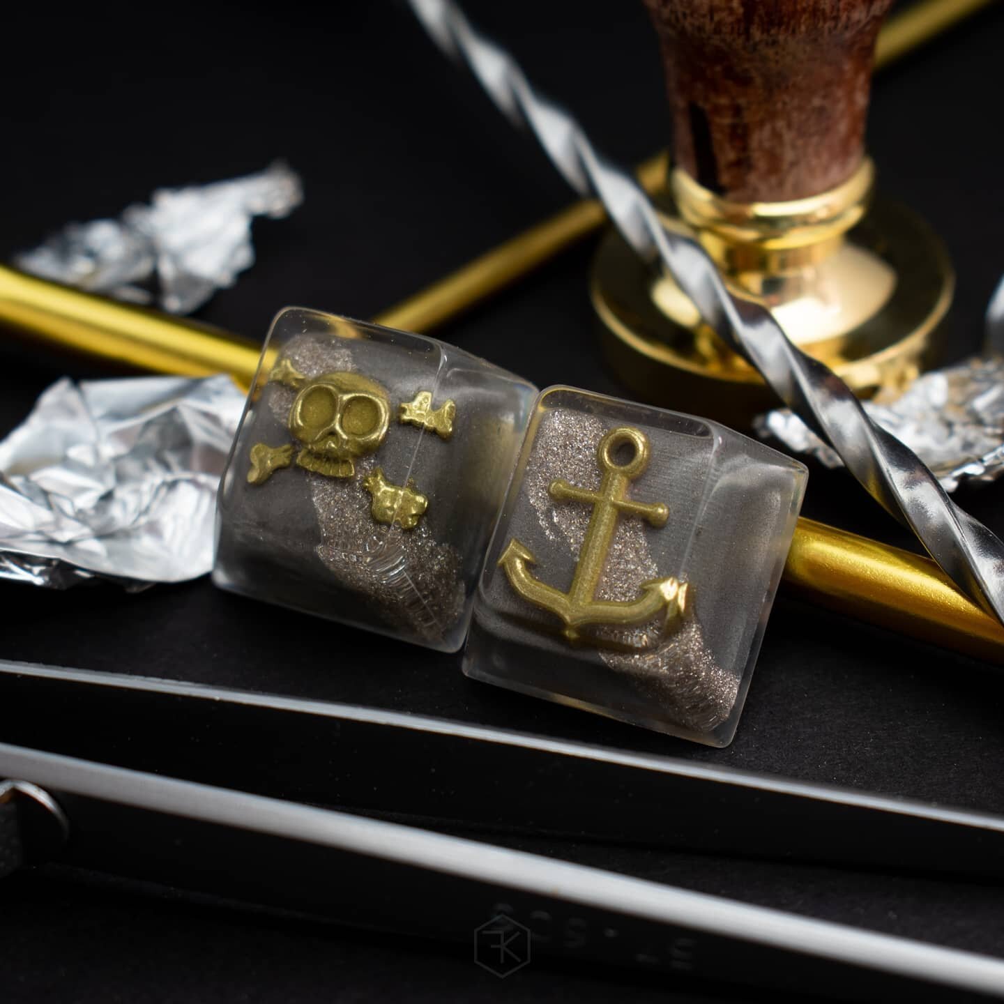 𝘔𝘦𝘵𝘢𝘭 𝘔𝘢𝘳𝘷𝘦𝘭 - Now open! ⁣
⁣
For your purchasing pleasure; keycaps that are cold-cast with 6 (yes, you read that right, 6) different REAL metal powders!⁣
Each inner &ldquo;core&rdquo; was also meticulously hand-sanded using a 3-step progre