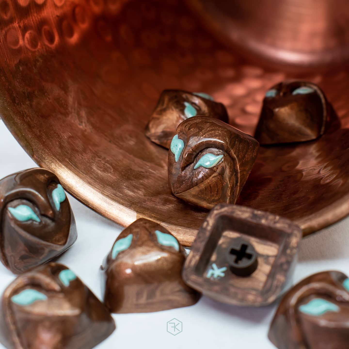 𝑺𝒎𝒆𝒍𝒕𝒊𝒏𝒈 𝑷𝒐𝒊𝒏𝒕⁣
⁣
Presenting colorway 2 of 4 for the Copper Mega Sale.⁣
⁣
For this colorway, I tried something I've never done before: marbling and cold casting! These caps feature UV-reactive eyes, and a cold-casted marbling of two tone