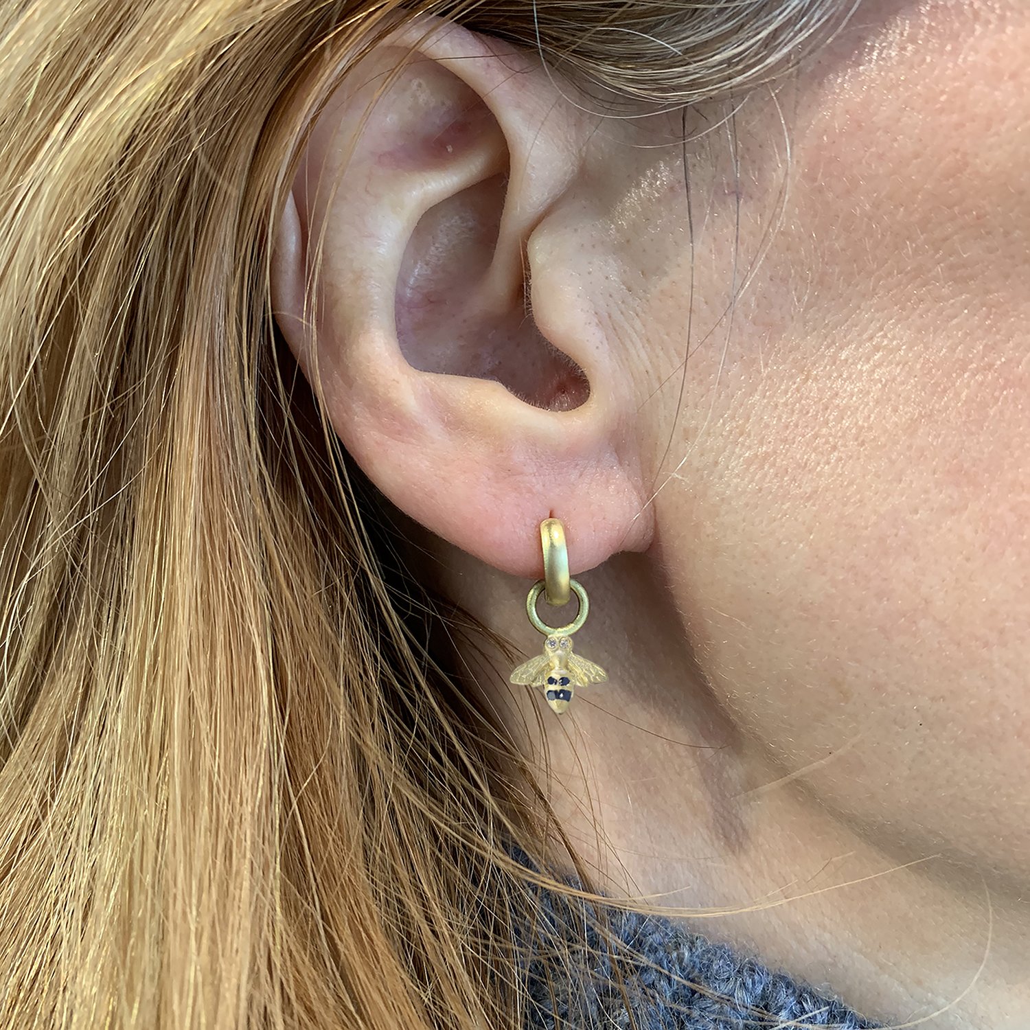 Huggie Hoop Small Bee EAs, lifestyle WEB.jpg