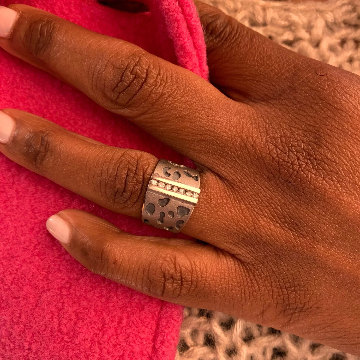 White Cheetah Channel Set Dia RN, lifestyle WEB.jpg