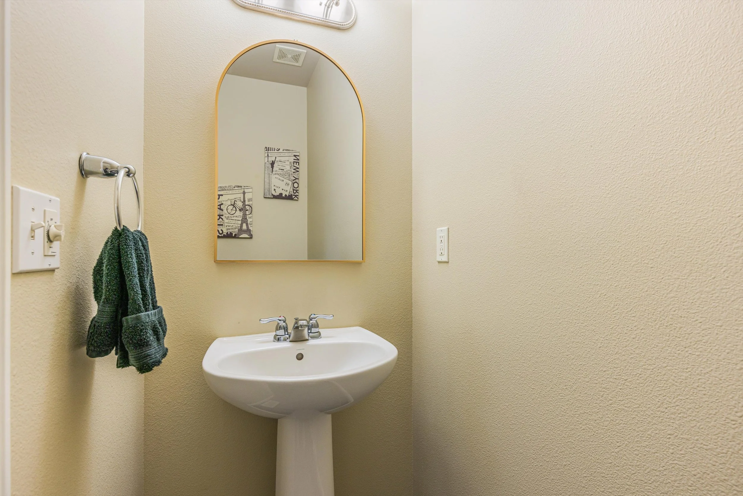 21-8201 NE 53rd Way-12.jpg