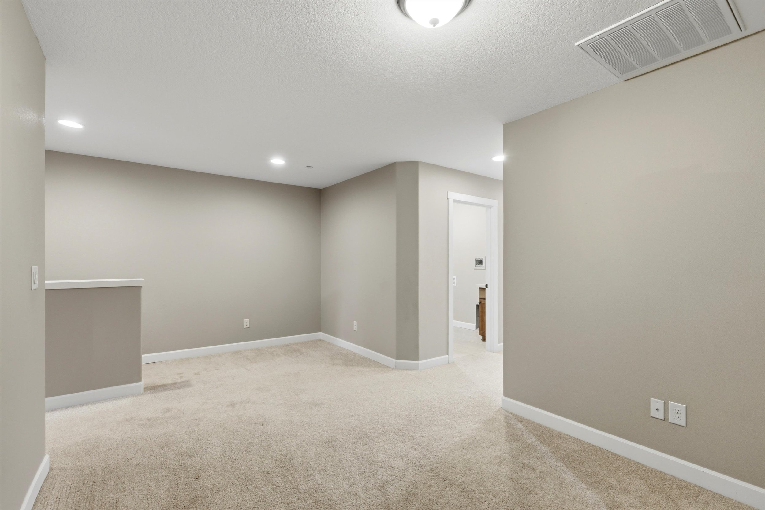 21-4307 NW Sage Loop (33).jpg