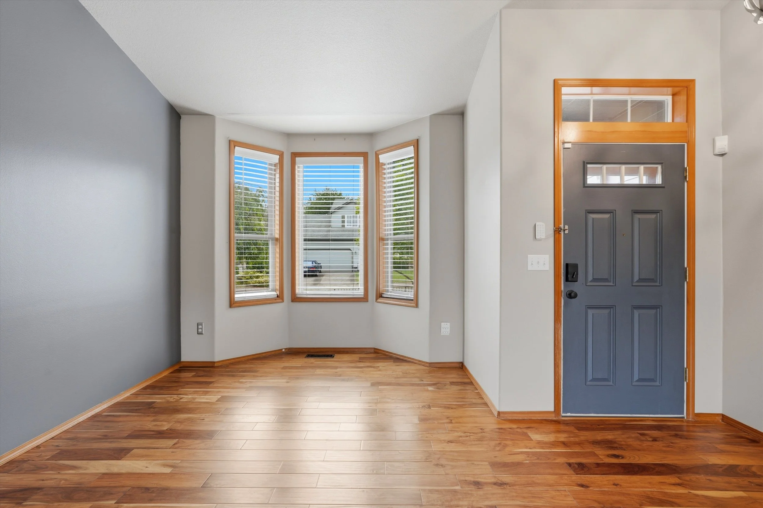 14-5611 NE 50th Pl-4.jpg