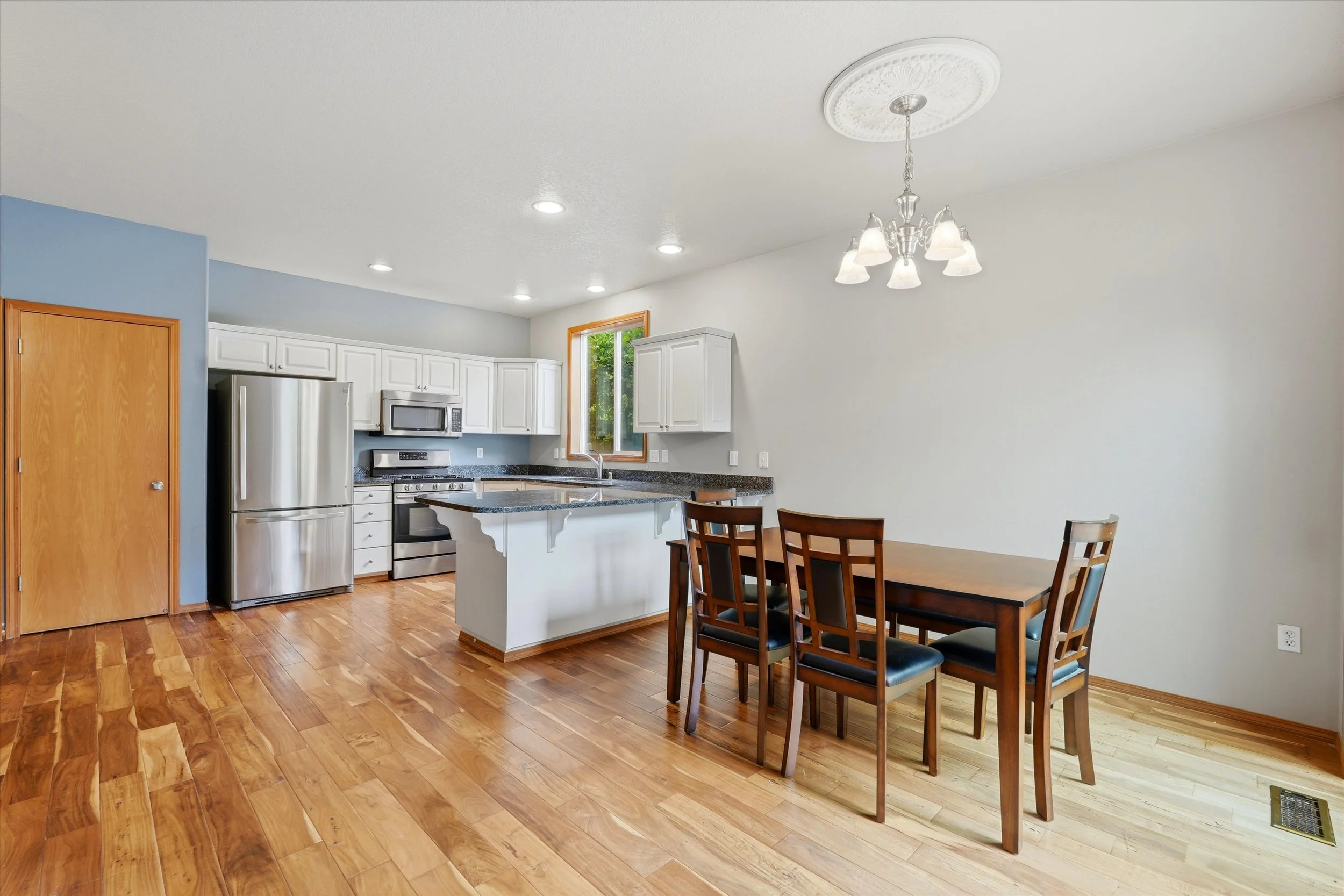 18-5611 NE 50th Pl-6.jpg