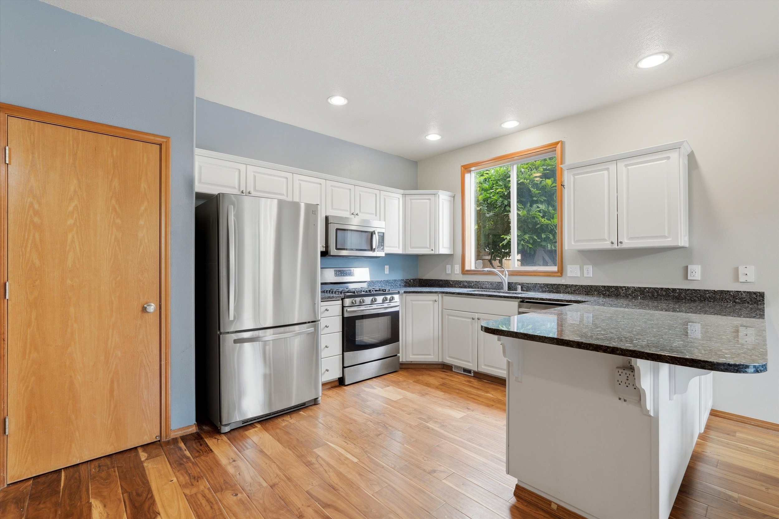 21-5611 NE 50th Pl-9.jpg