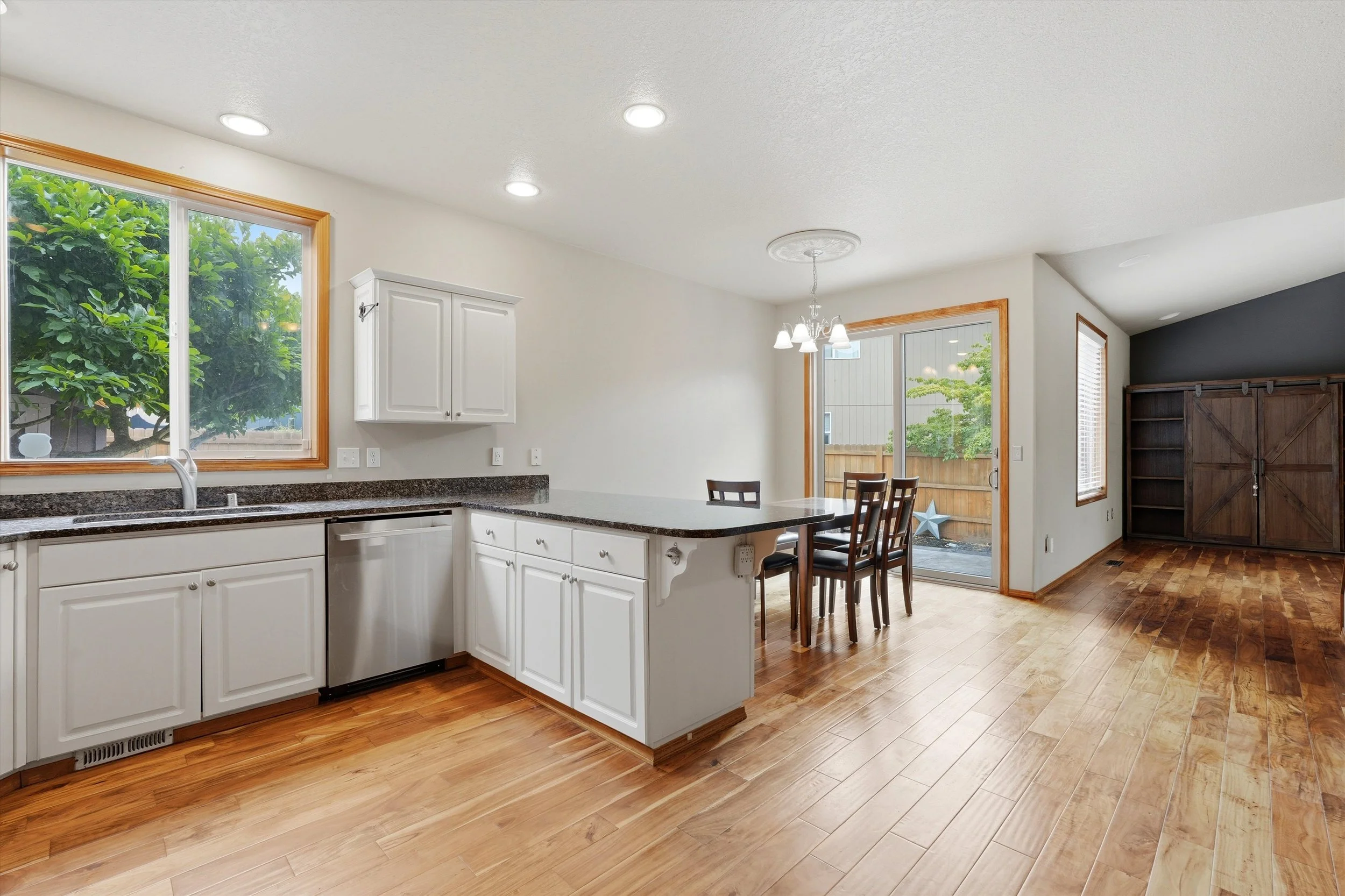 22-5611 NE 50th Pl-10.jpg