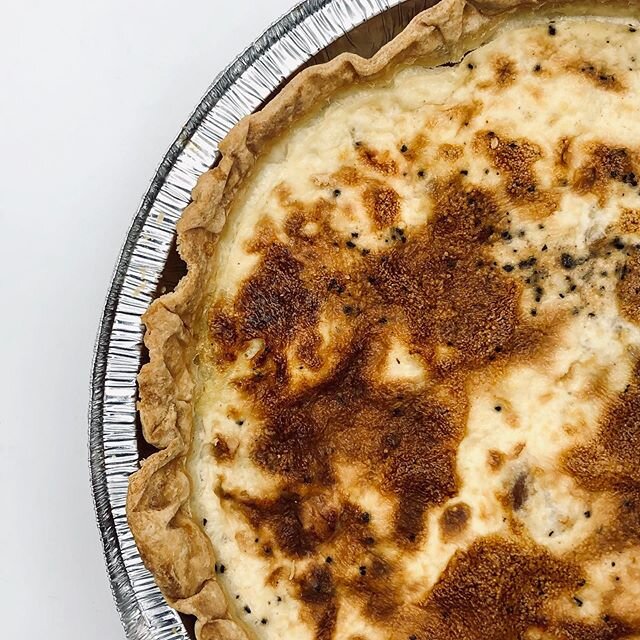 🇫🇷 Our authentic French quiche Lorraine is made from a few simple ingredients: eggs, milk, heavy cream, lardons and our flaky crust. ⠀
⠀
📆Available all-year round by the slice or the whole pie (3-4 people), add a lettuce 🥗 from one of our favorit