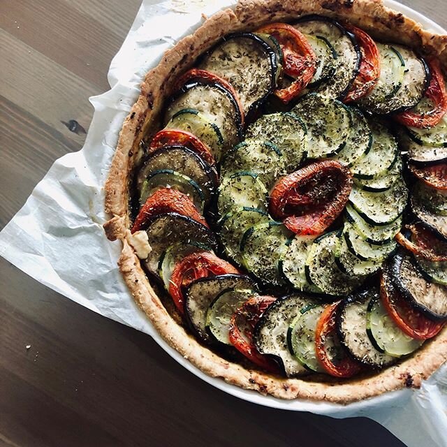 🌞To celebrate the new season, we created for you a Summer vegetable tart (vegetarian) 🙌🏻!
⠀
🤝We are thankful this year to partner with our friends from @athenasharvest to get the freshest, tastiest and most colorful vegetables to bake these beaut