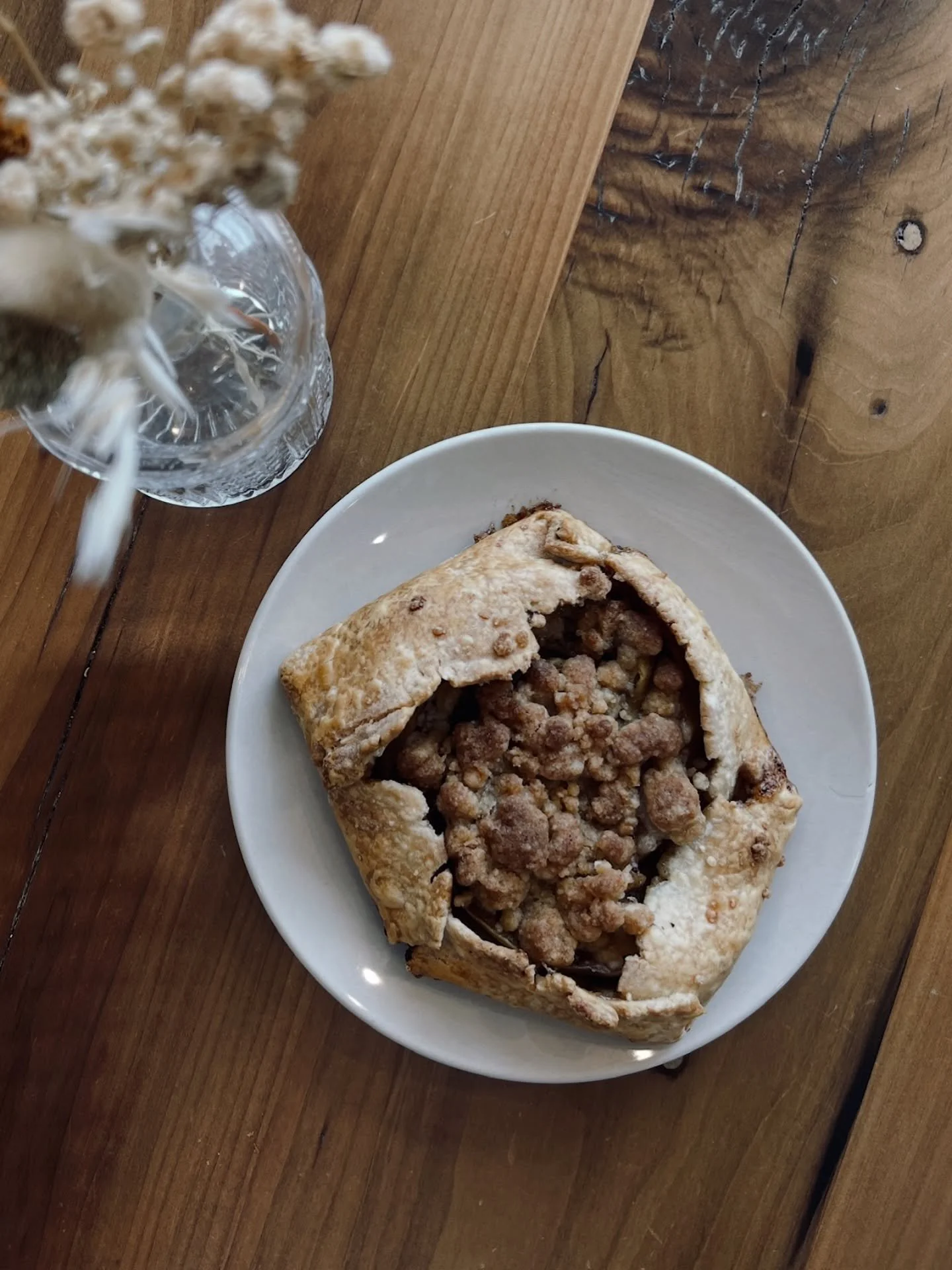 🍁🍎It&rsquo;s giving apple picking and leaf piles and cozy sweaters (even if Nashville still isn&rsquo;t)!! 

Apple galettes are stocked and ready for you starting tomorrow 10/1 at Cocorico! Fresh apples from @morninggloryorchard in Nolensville, TN,