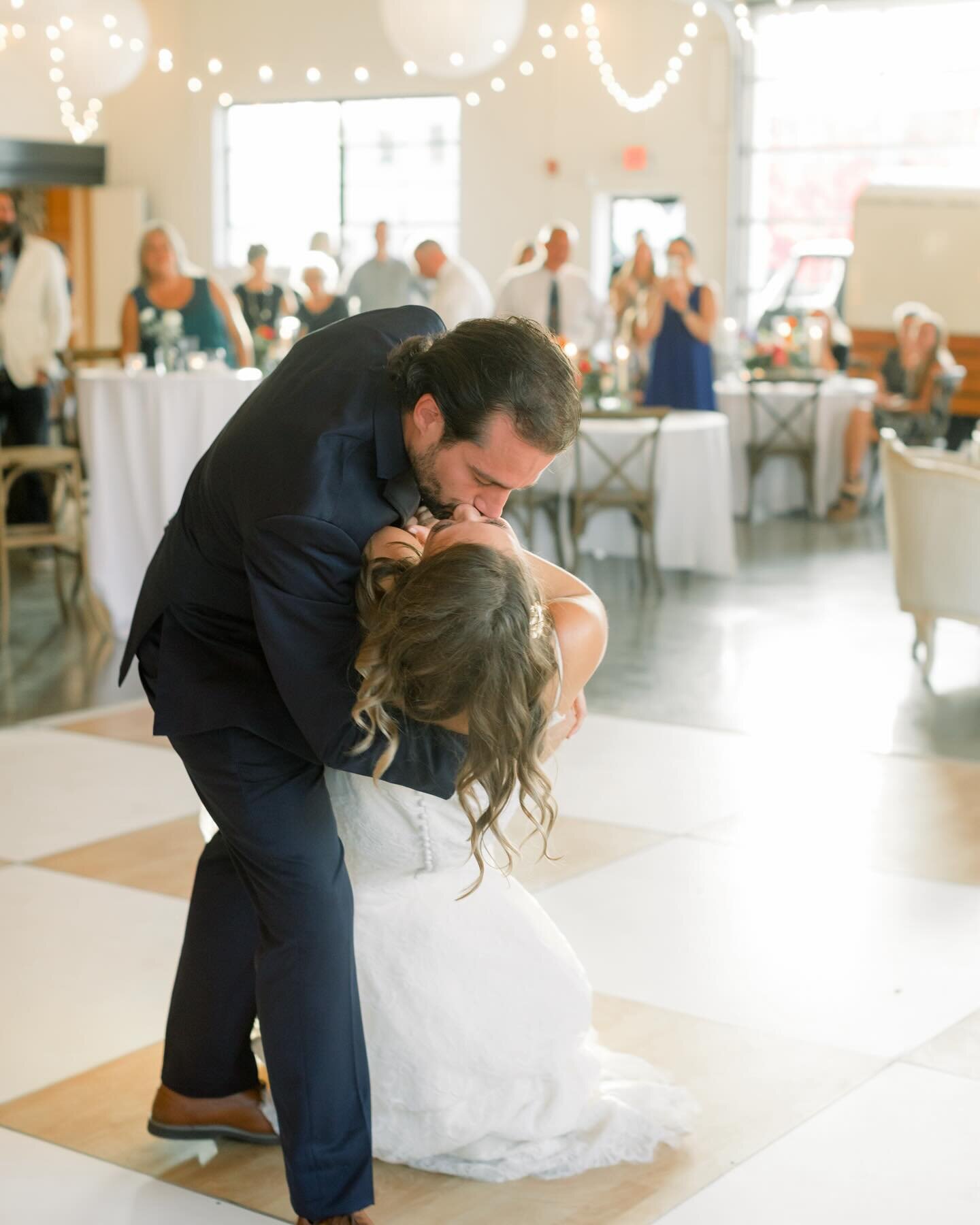 This ending to a first dance is like a Friday evening to a long week&hellip;perfection. 🍷#cheers
&bull;
&bull;
@shannonoleksak