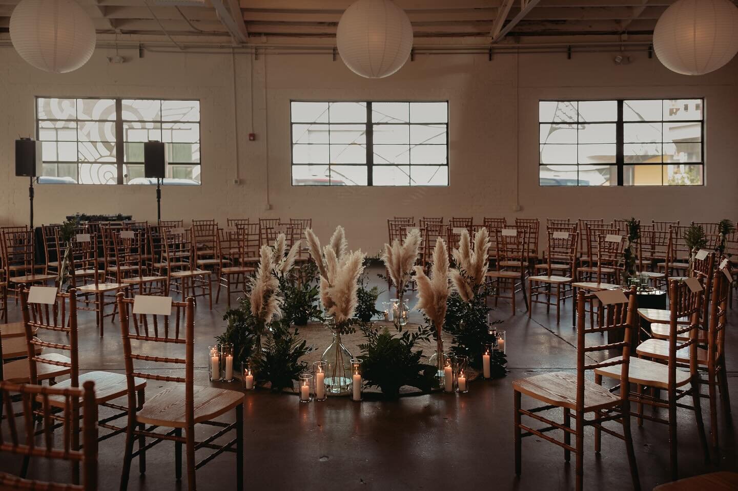 Still thinking about this circular ceremony set up, so unique! 🤍🌾

@runawayphotographer