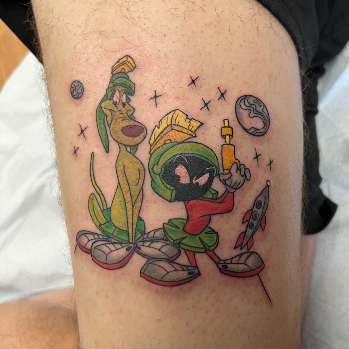 🚀 90&rsquo;s foreverrrrr ☄️

🛸 Tattooing cartoons never gets old !!! Marvin the Martian and K9 comin&rsquo; in hot 🚀 (why is there no space g un emoji?) 

Swipe for LD &amp; unmatched socks 🫡

@babalon.tattoo @eikondevice @industryinks @cheyenne_