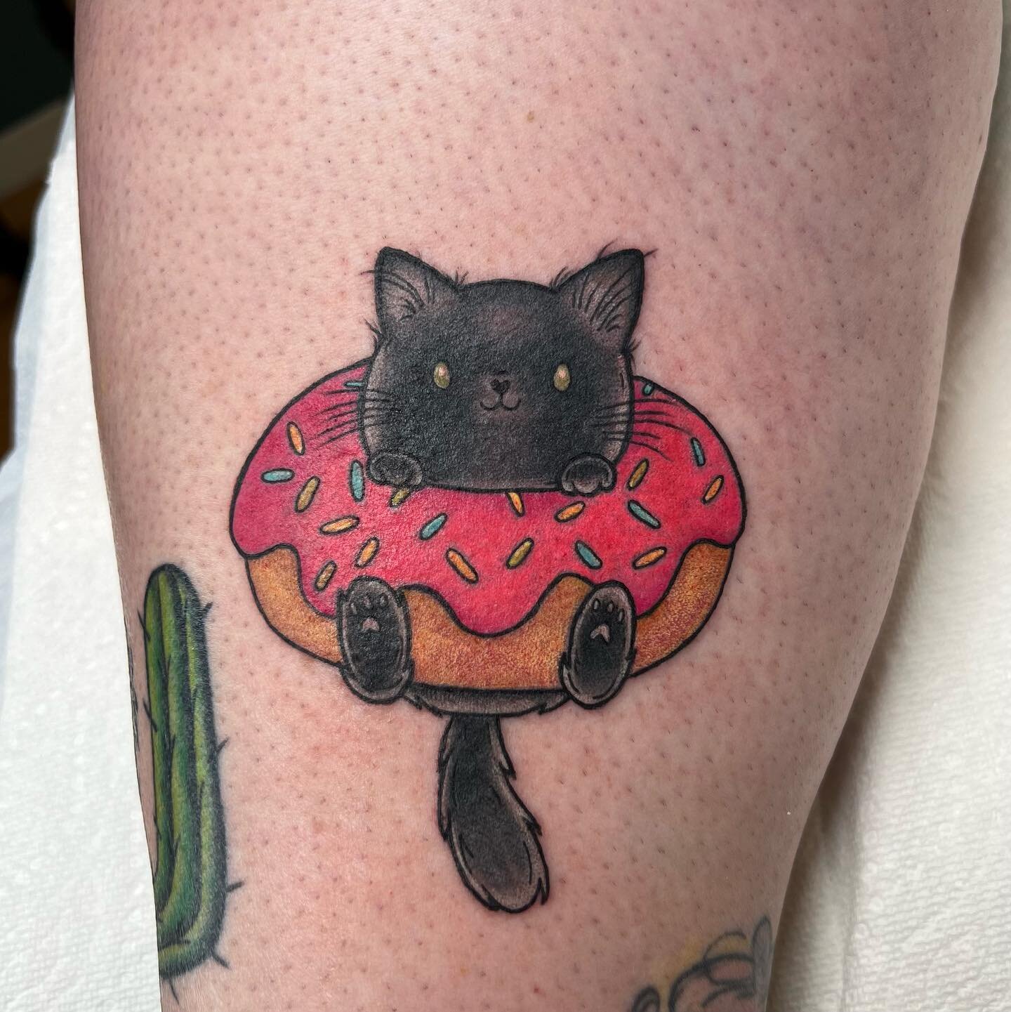 🐈&zwj;⬛ if I fits, I sits 🍩

Such a fun one for @krissyleblanc33 - made a cutie illustration of her cat, Jack, and stuck him in a donut!!!! Can it get any cuter? 😼

Do you have, or would you get, a tattoo of your pet??? 😍

@babalon.tattoo @cheyen