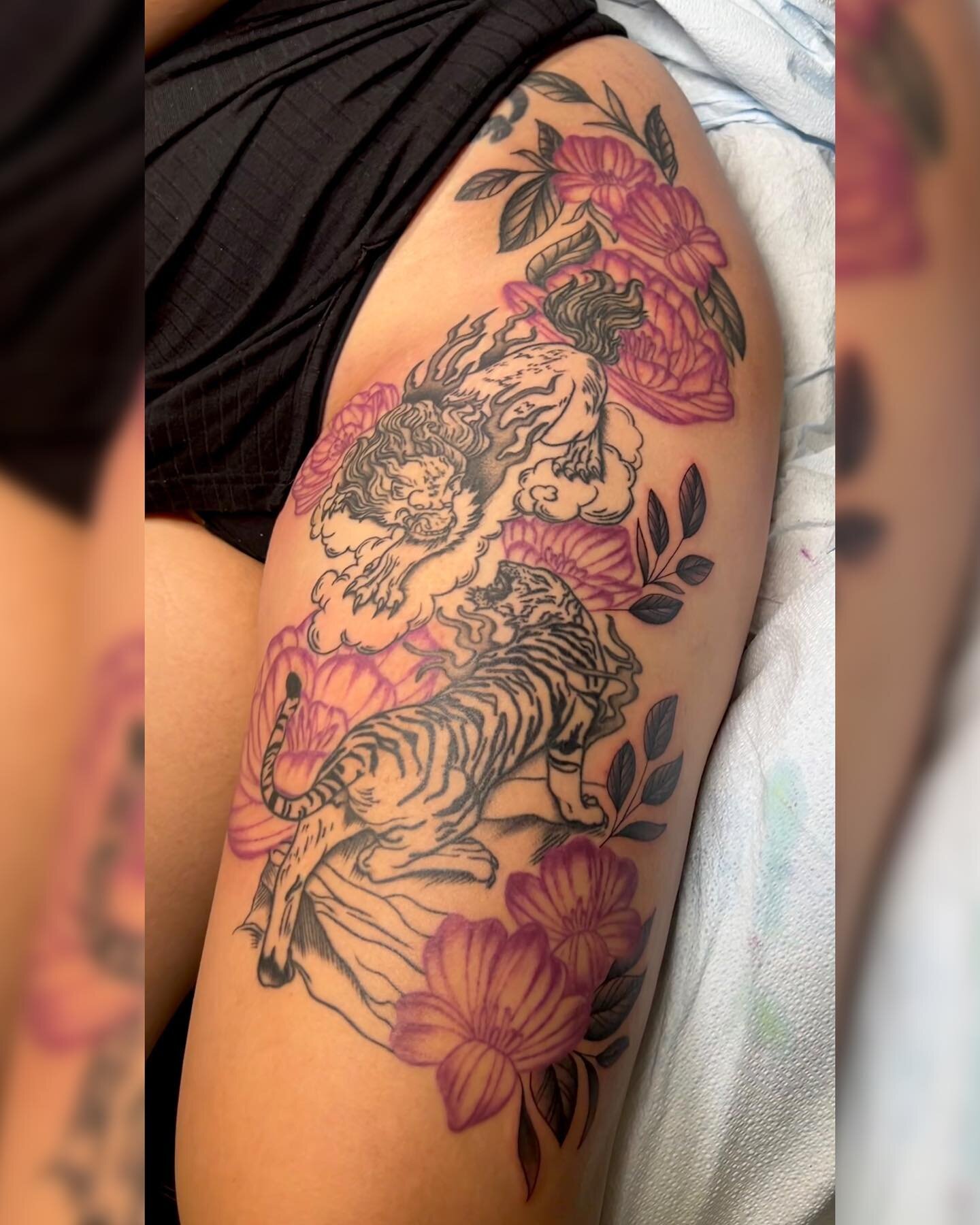 🌸🐅 fun flowy don&rsquo;t fuck with me thigh piece for an amazing regular client @chantedaf 🐅🌸 swipe for video. 

I know I don&rsquo;t post a whole lot of black and grey &amp; floral but I still love doing it, always 💓

@babalon.tattoo @eikondevi