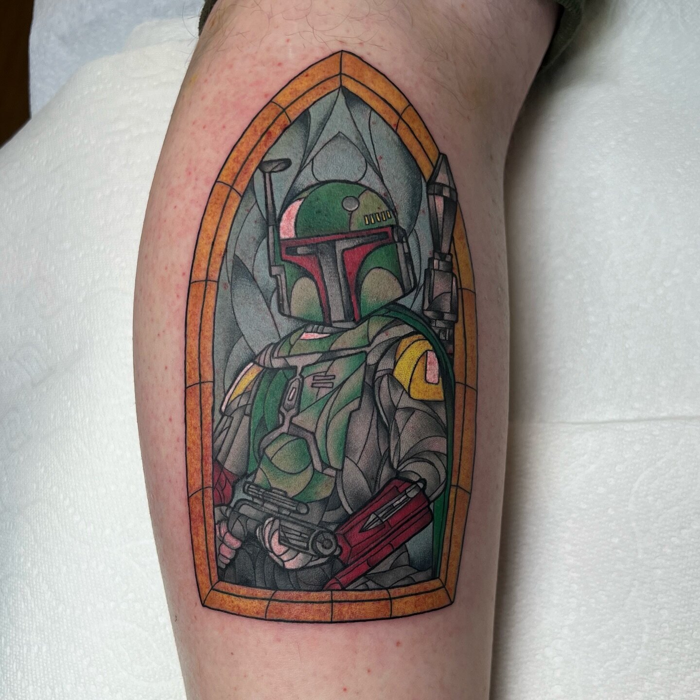 🌌 BOBA FETT STAINED GLASS 🌌 

✨ not sure what everyone prefers these days. But I like both video and stills. Can&rsquo;t wait to see this one healed and add on 😎 

❤️&zwj;🔥 who would you want in a stained glass window?!? 

@anarchy_tattoo_supplie