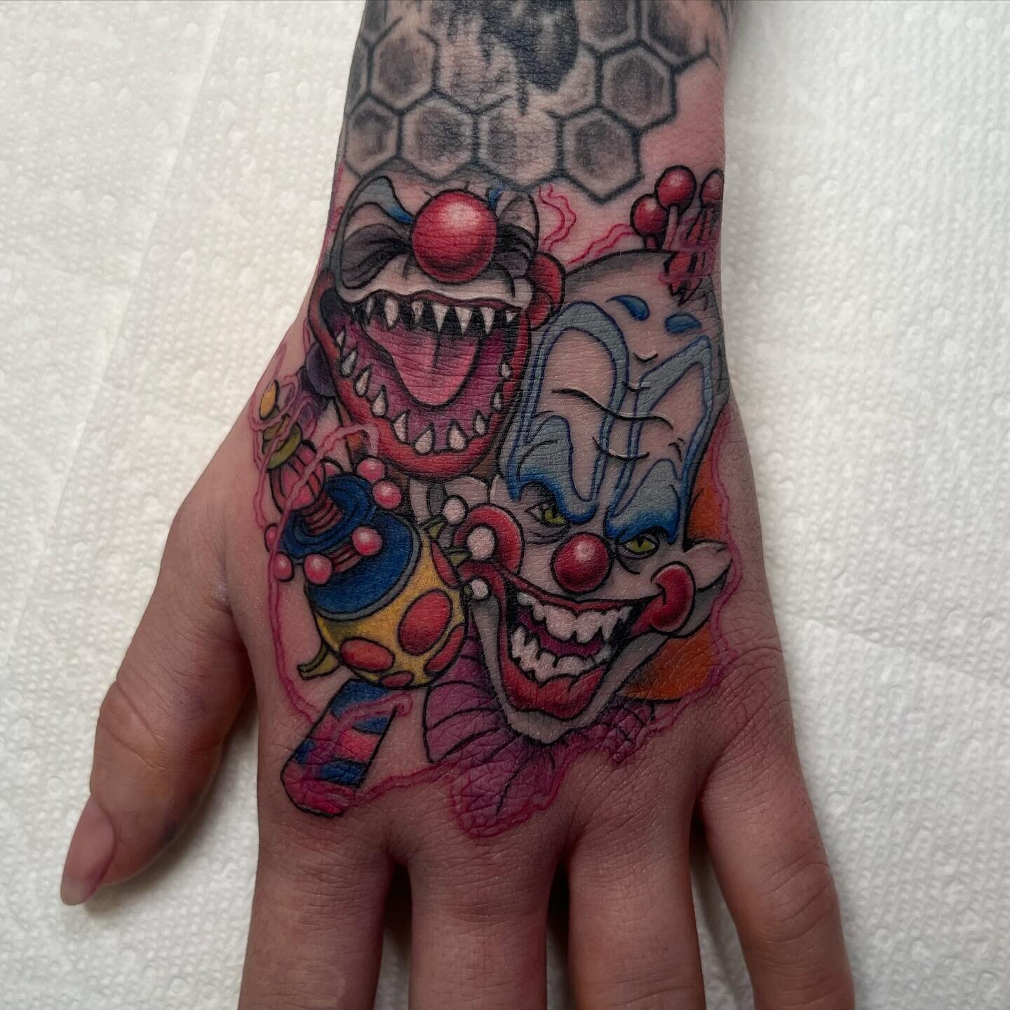 🤡🔪☄️ KILLER KLOWNS, FROM OUTER SPACE?! HOLY SHIT ☄️🔪🤡 

❤️&zwj;🔥❤️&zwj;🔥 @bpatry73 - thank you!!!!!! Killer idea, sick location and hella fkn fun to create ! Appreciate the trust on such a visible area 🙌🏻 

*** upper arm tattoos are not done 