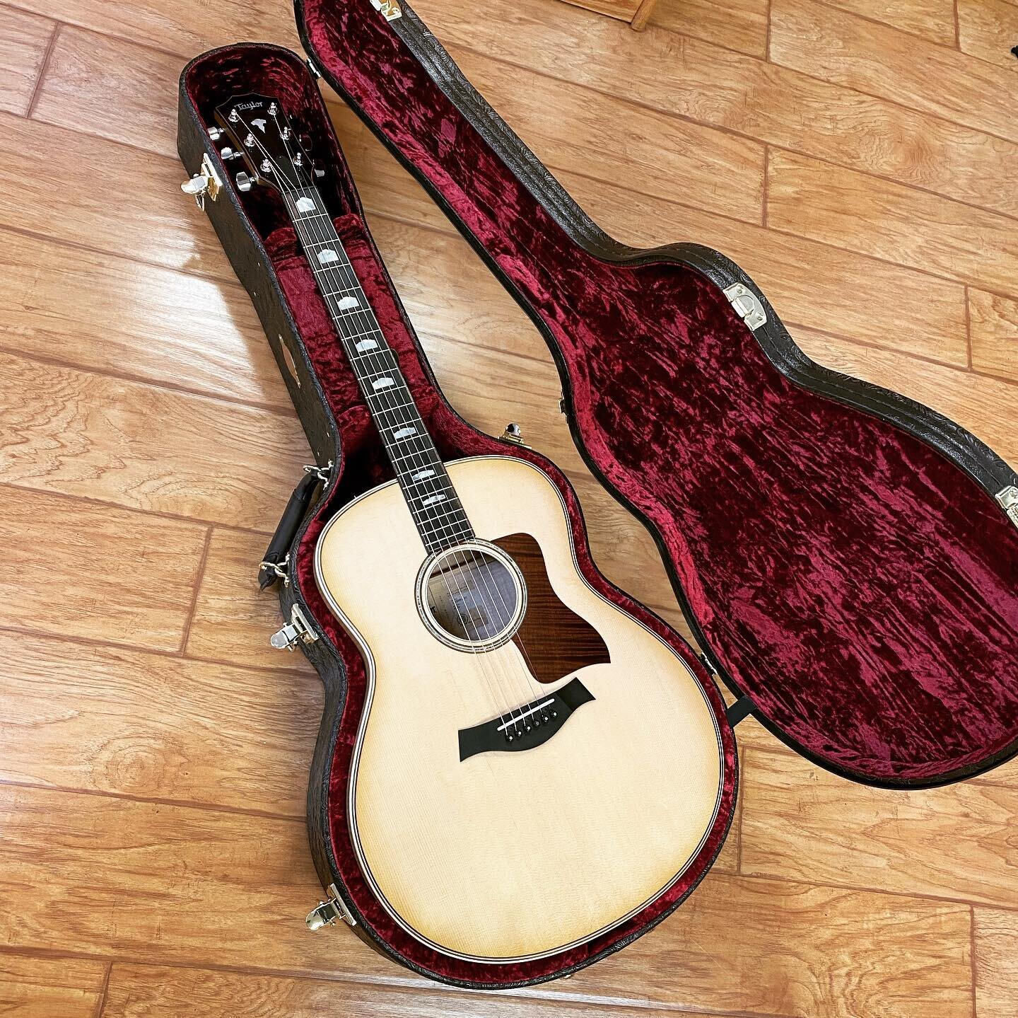 WOW! Look at all the crazy figuring on this @taylorguitars 618e guitar. A Sitka spruce top paired with maple back and sides and a big Grand Orchestra body gives you all the Ooomfph you need to be heard. 

Come check this and the rest of our large sel