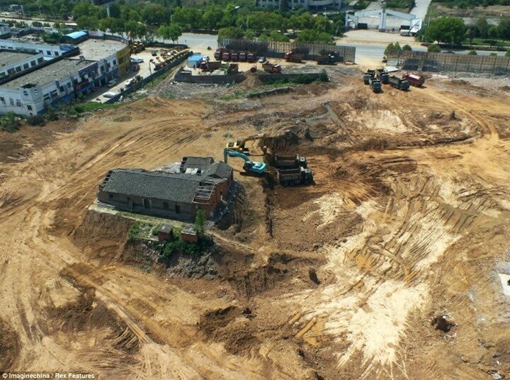 Nail-house of the Week: Excavation crews remove soil from around this nail-house.

#madeinchina #dingzihu #nailhouses

For more visit www.madeinchinamovie.com