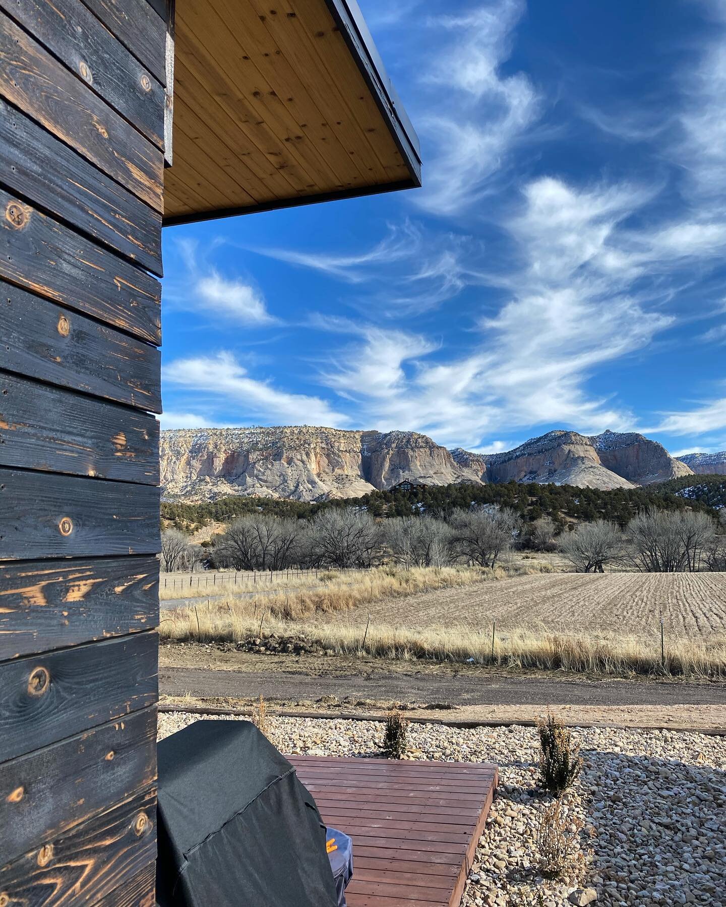 Can't wait to peek these views again!👀
.
.
.
Ready to book your stay at the ABODE&sup3; at East Zion?
Airbnb link available at 👉🏼 @abode3ateastzion
.
📸:@chelseariddcosmetics
.
.
.
#cabin #getaway #utahisrad #zion #brycecanyon #brianhead #grandcan